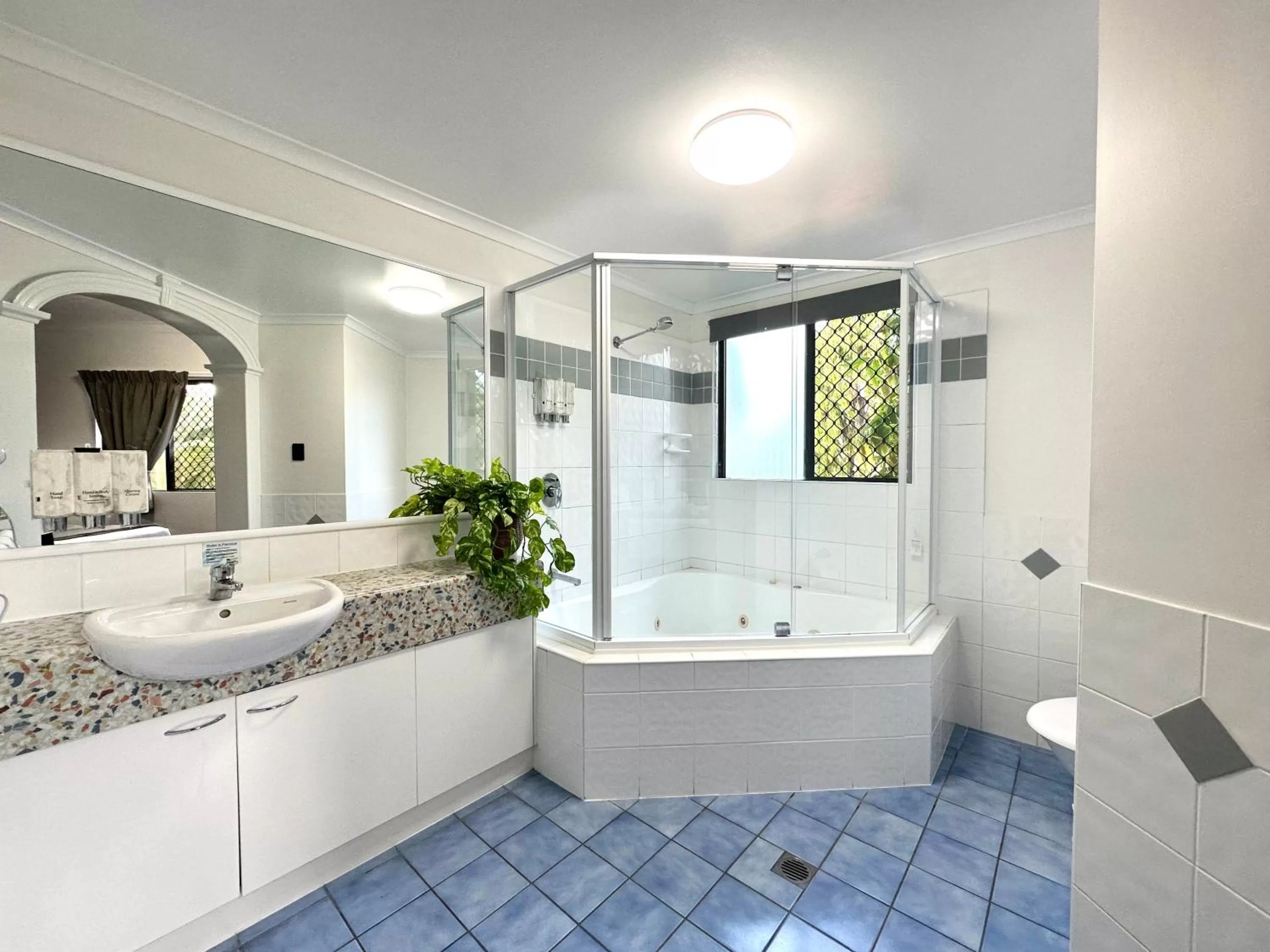 Toilet in Mackay Resort Motel