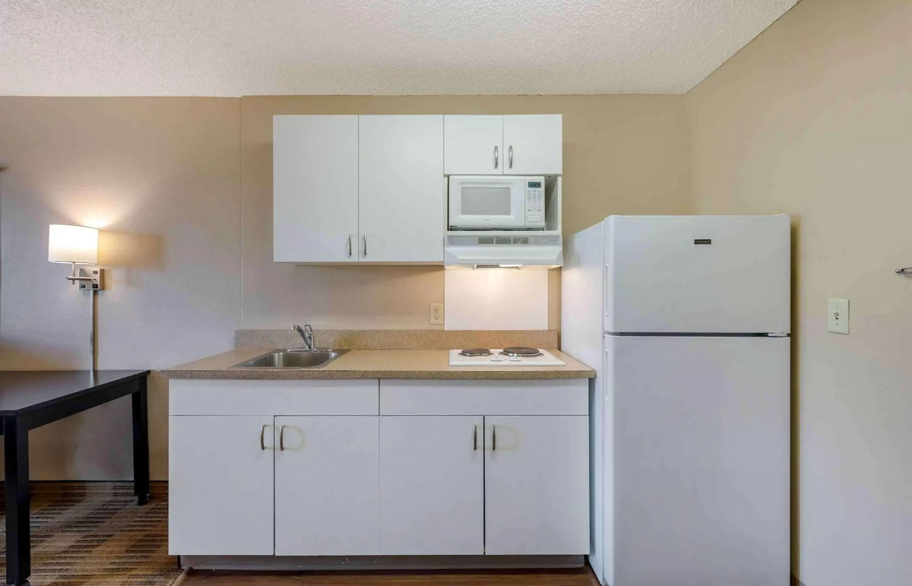 Bedroom, Kitchen/Kitchenette in Extended Stay America Suites - Piscataway - Rutgers University