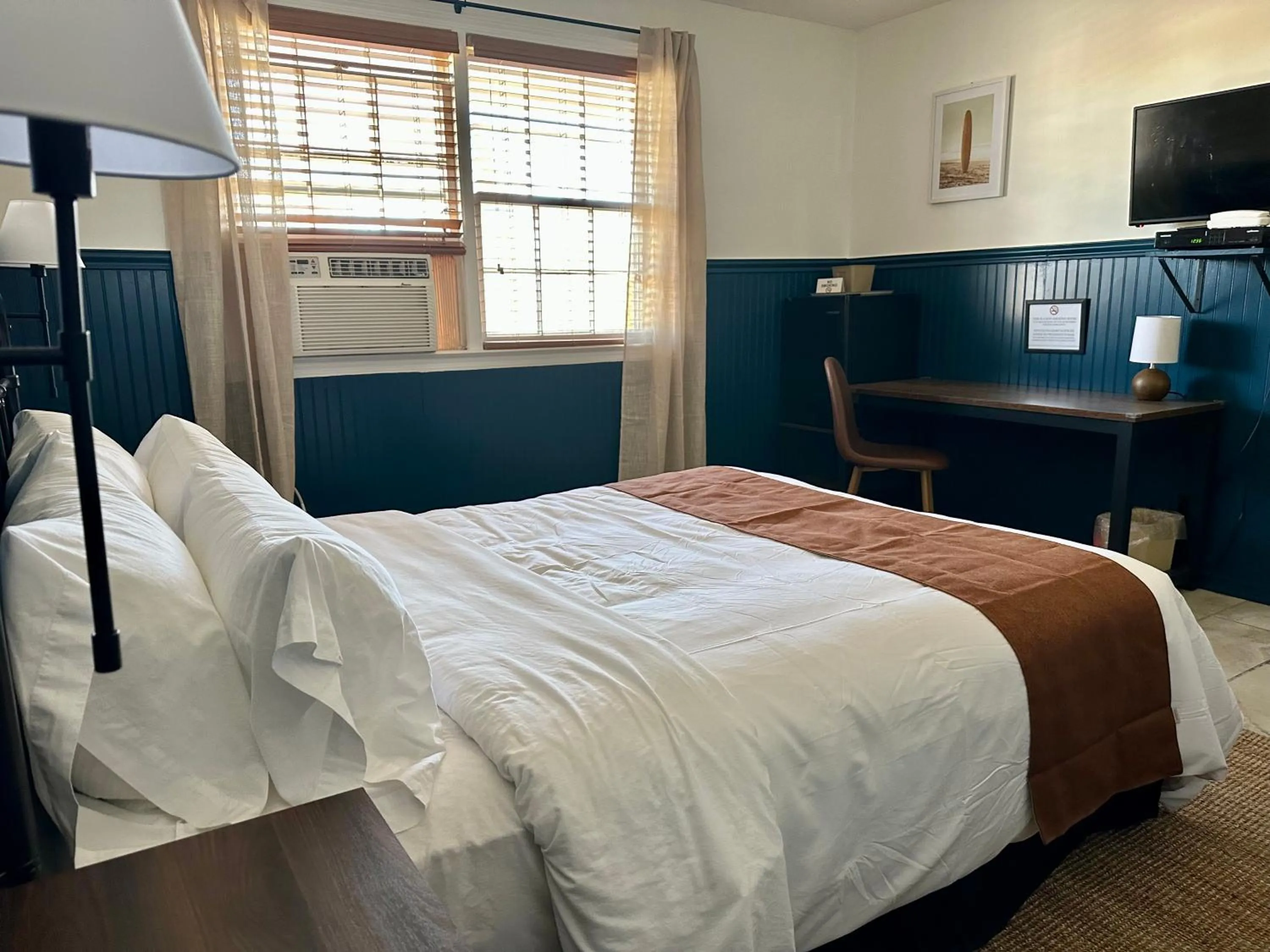 Bed in Budget Host East End Hotel in Riverhead