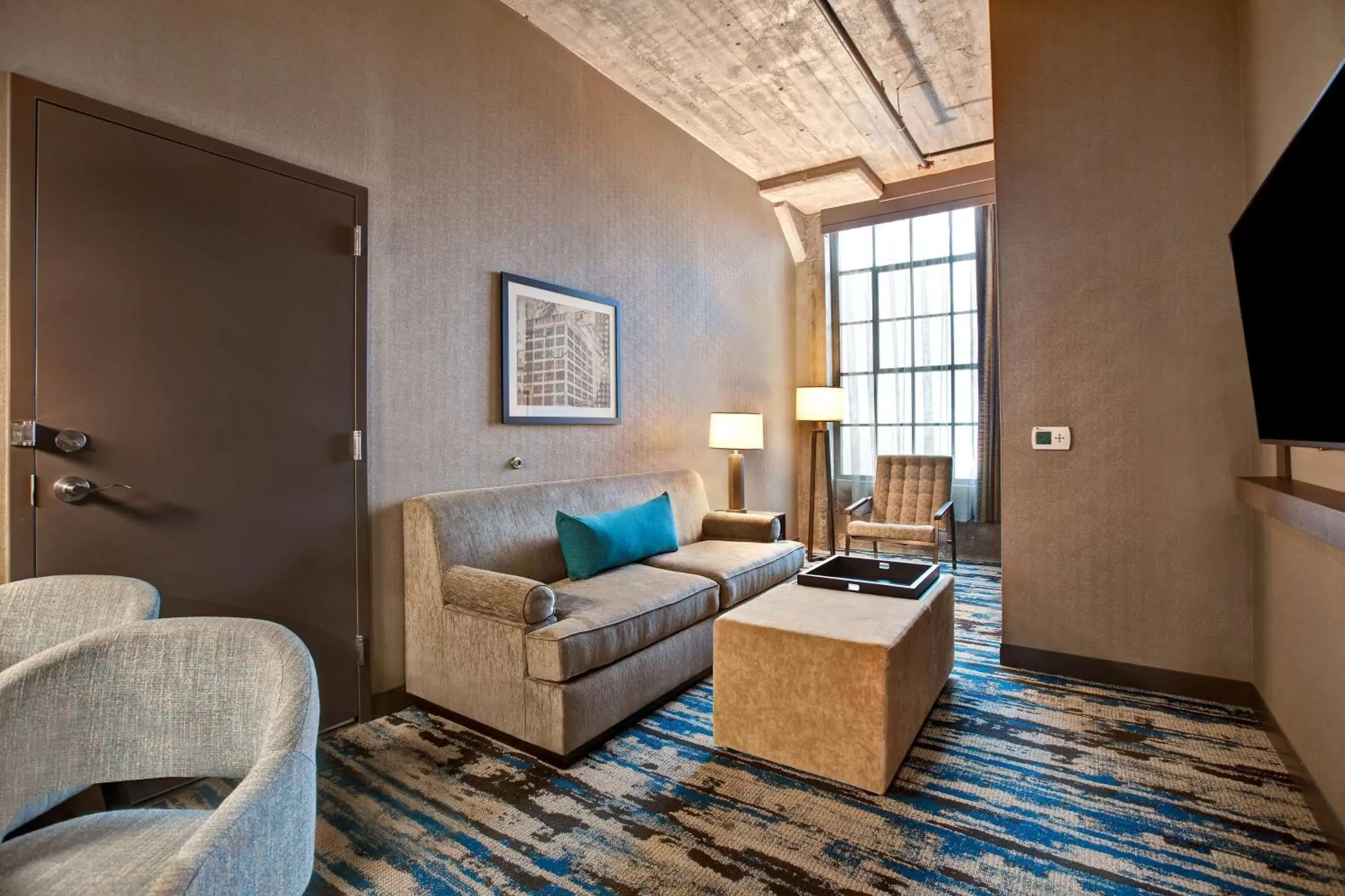 Living room, Seating Area in Embassy Suites By Hilton Rockford Riverfront