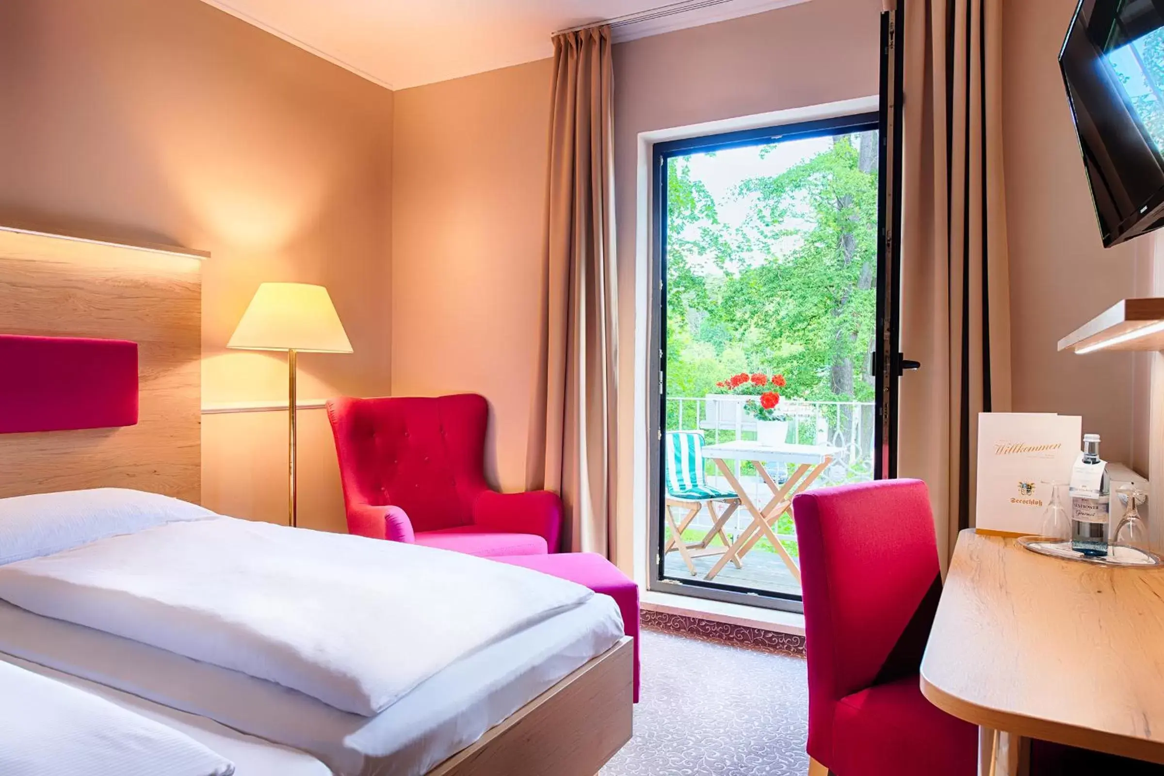 Double Room with Private Bathroom in Seeschloß Double Room with Private Bathroom in Seeschloß