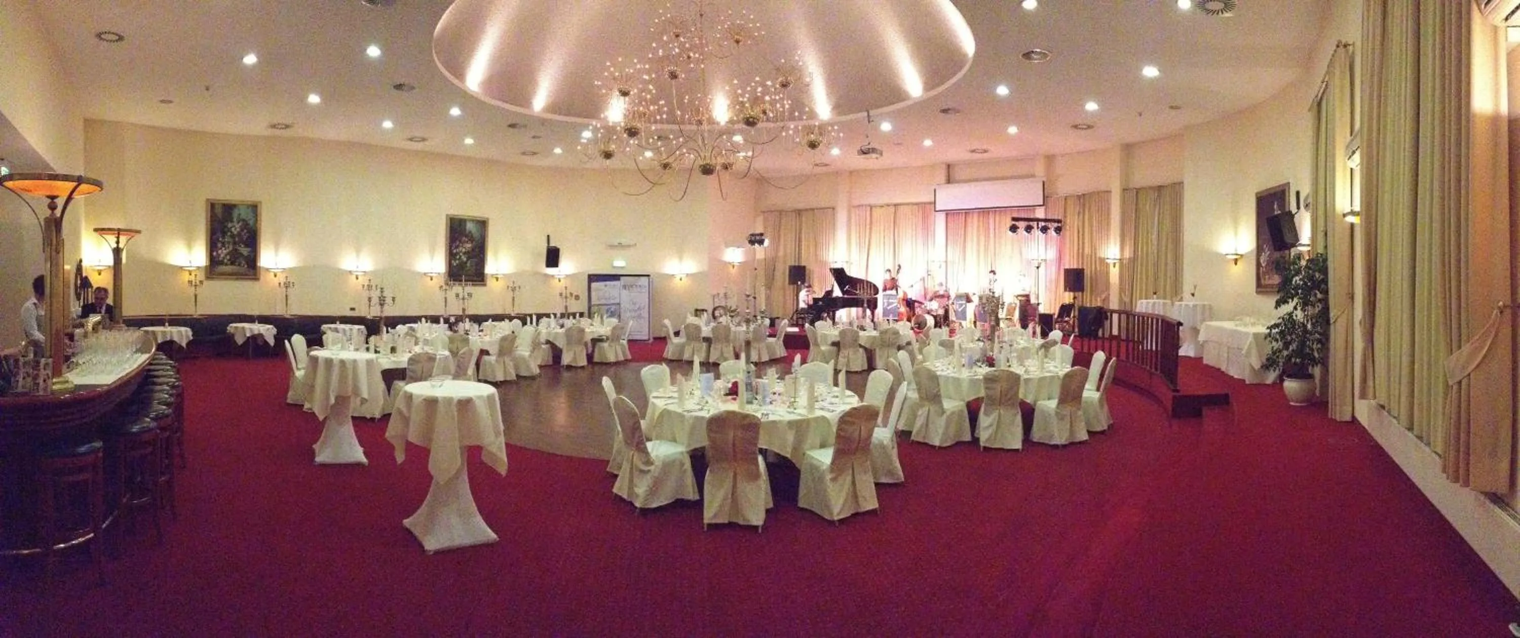 Restaurant/places to eat in Victoria Hotel