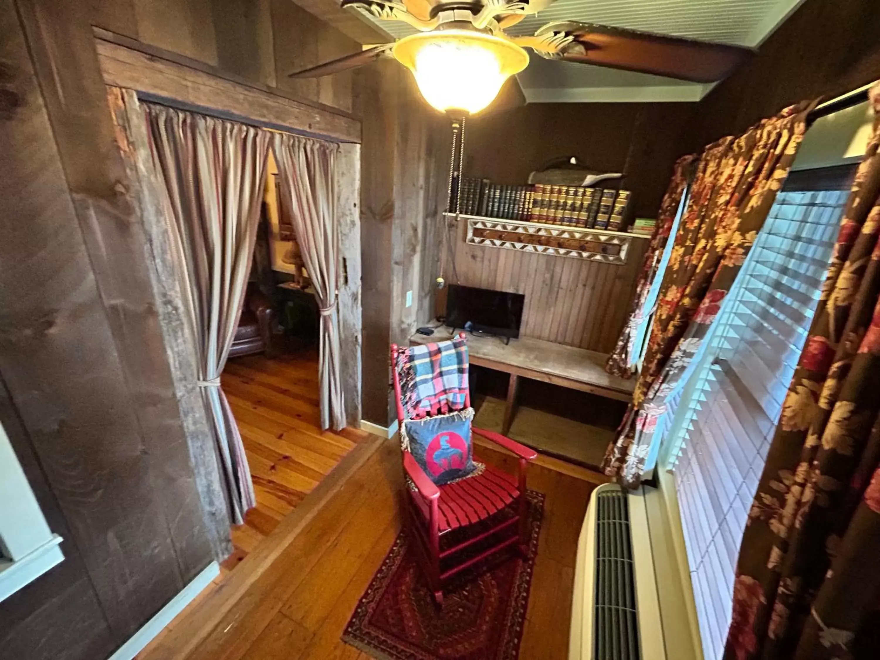 Seating area in The Common Man Inn, Spa & Lodge