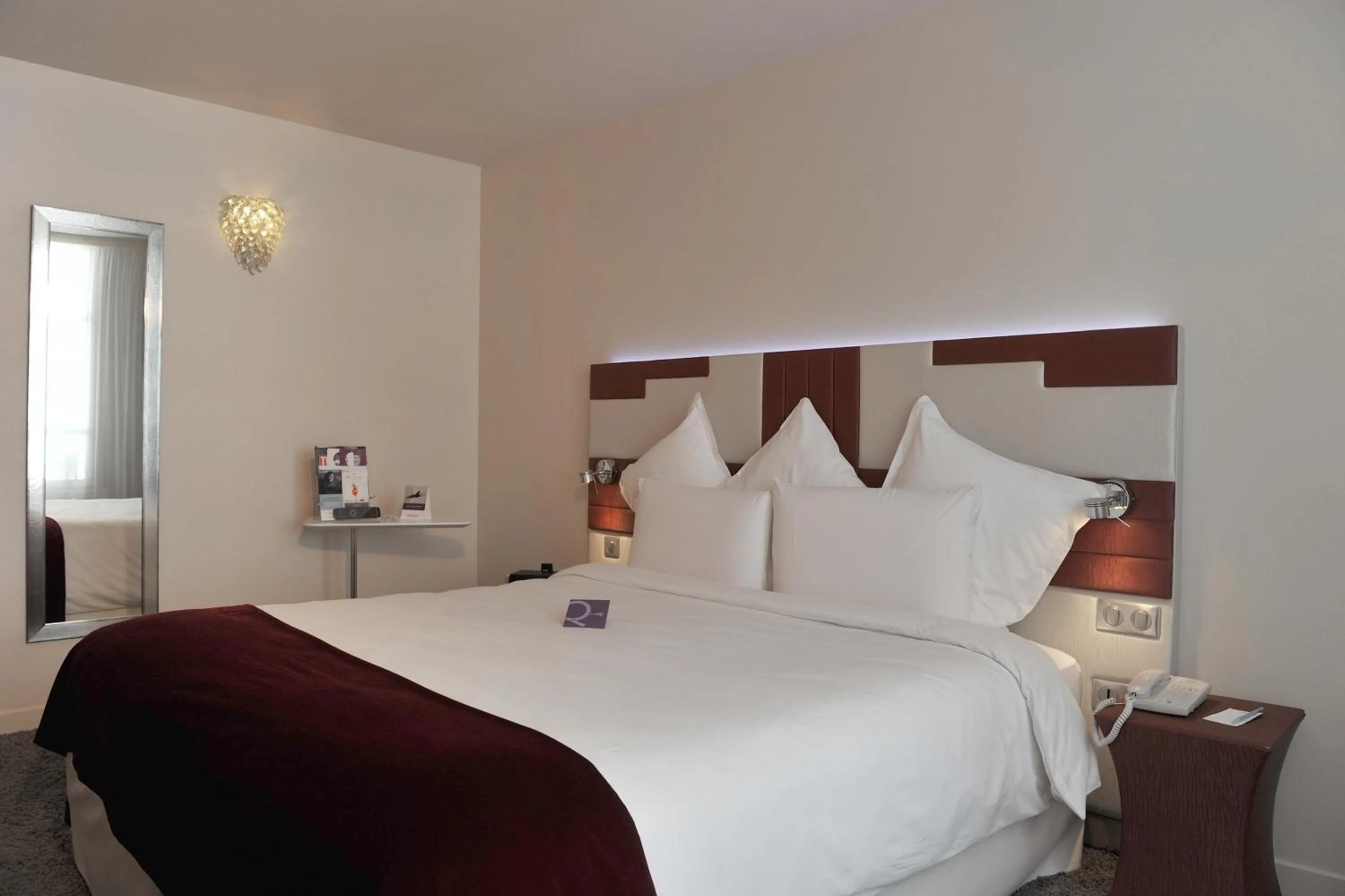 Bedroom, Bed in Mercure Paris Opéra Faubourg Montmartre