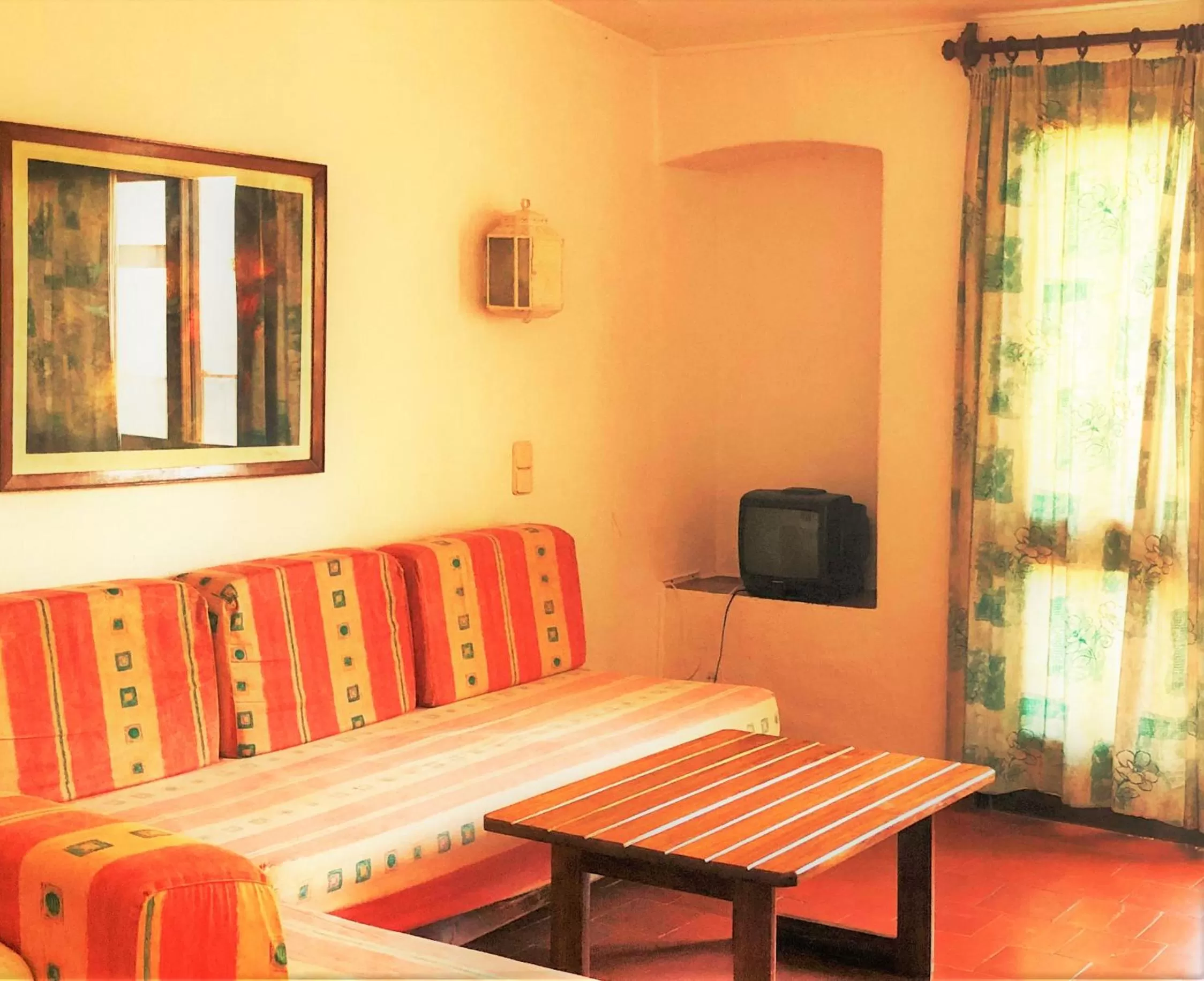 Living room in Albufeira Jardim by Umbral