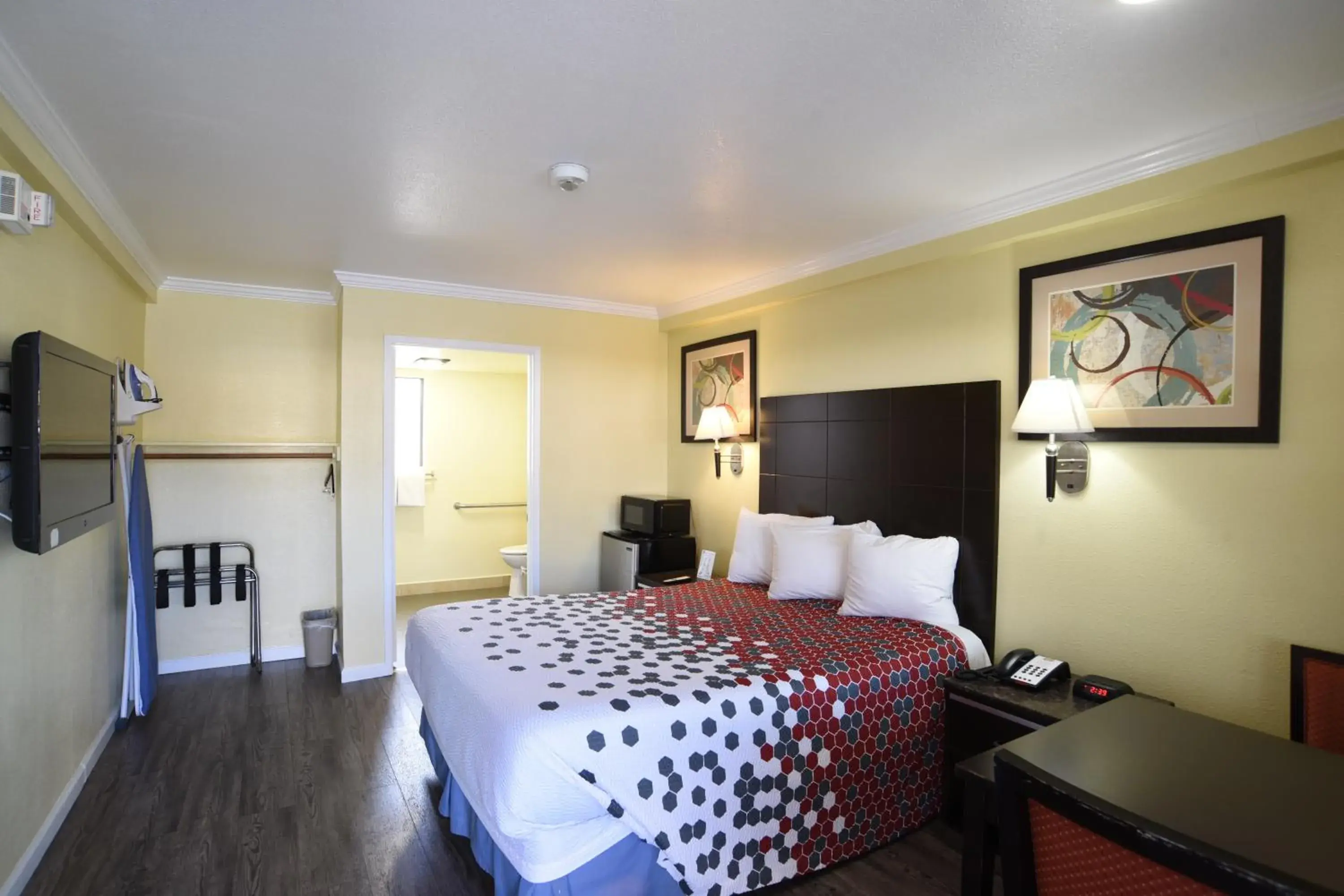 Property building, Bed in Morro Bay Beach Inn