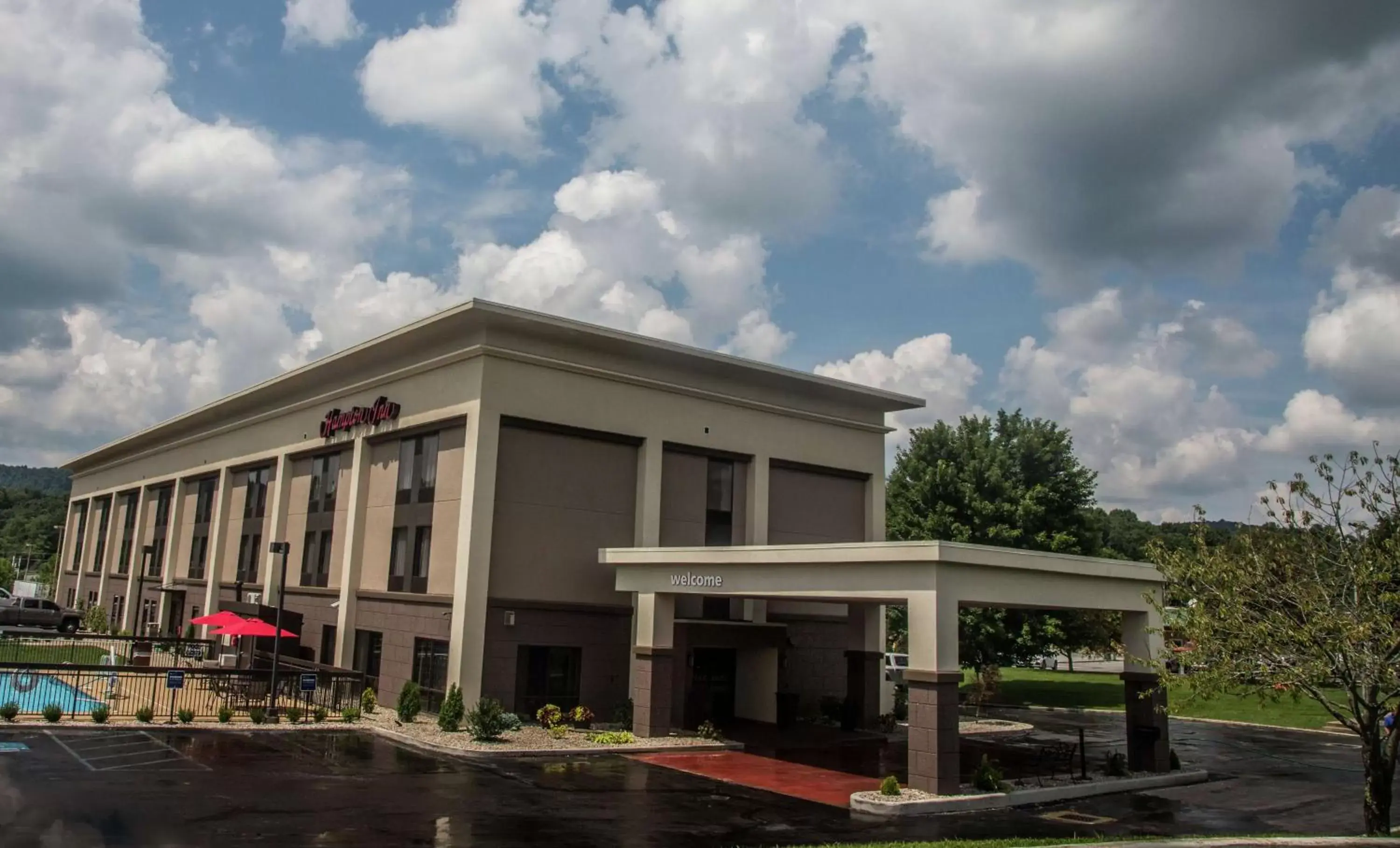 Property Building in Hampton Inn Summersville