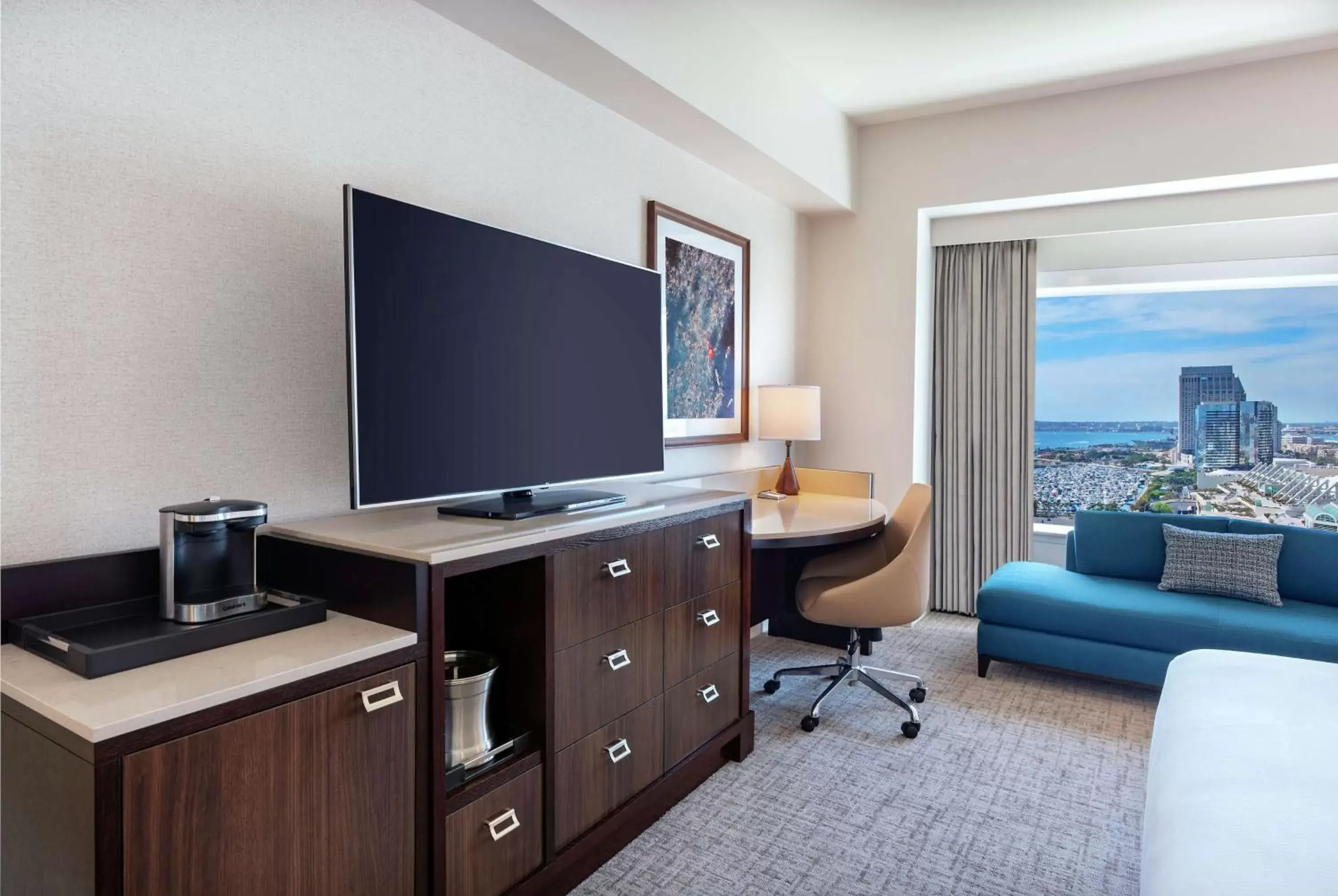 Bedroom, TV/Entertainment Center in Hilton San Diego Bayfront