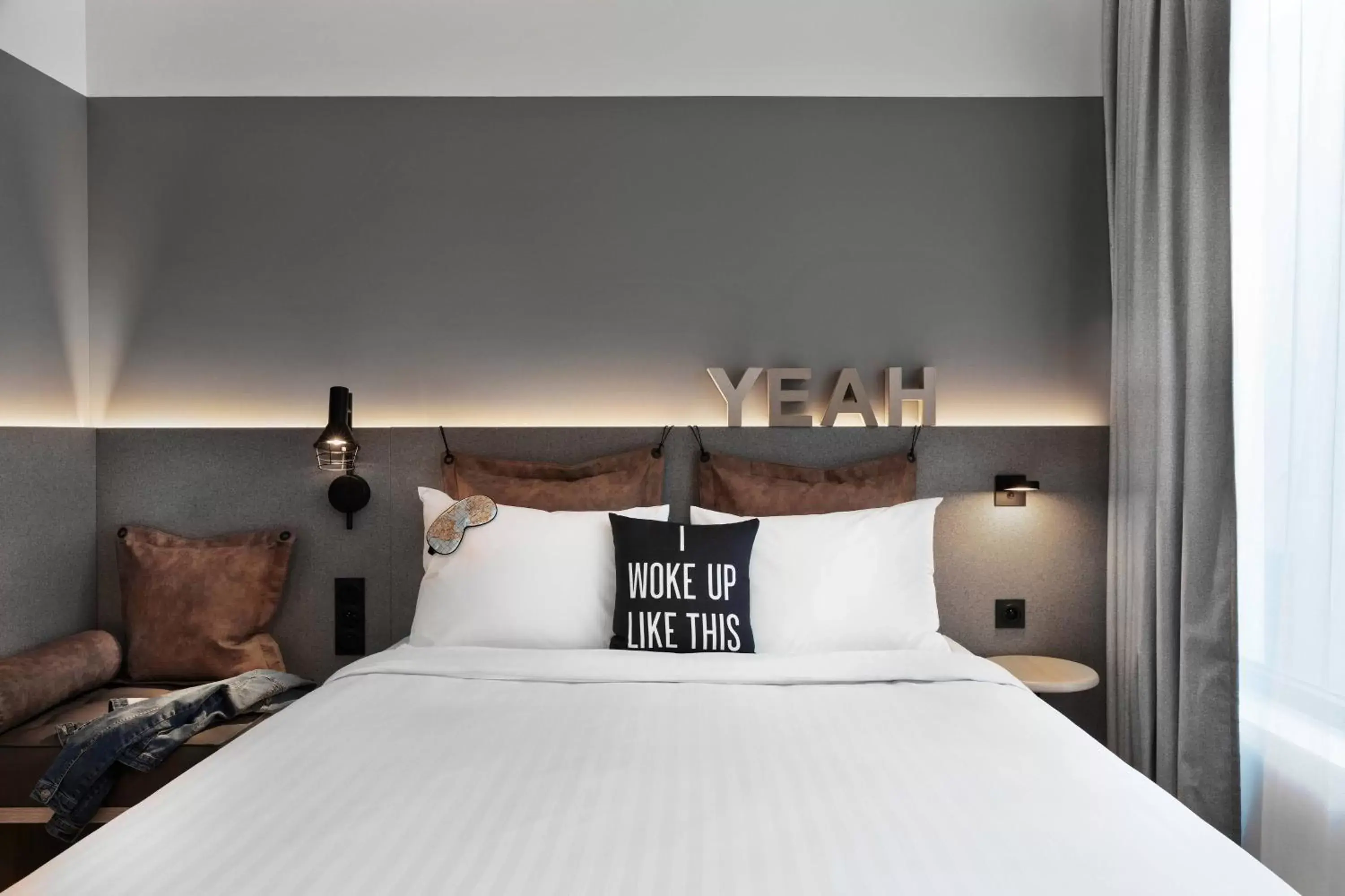 Photo of the whole room, Bed in Moxy Lyon Airport
