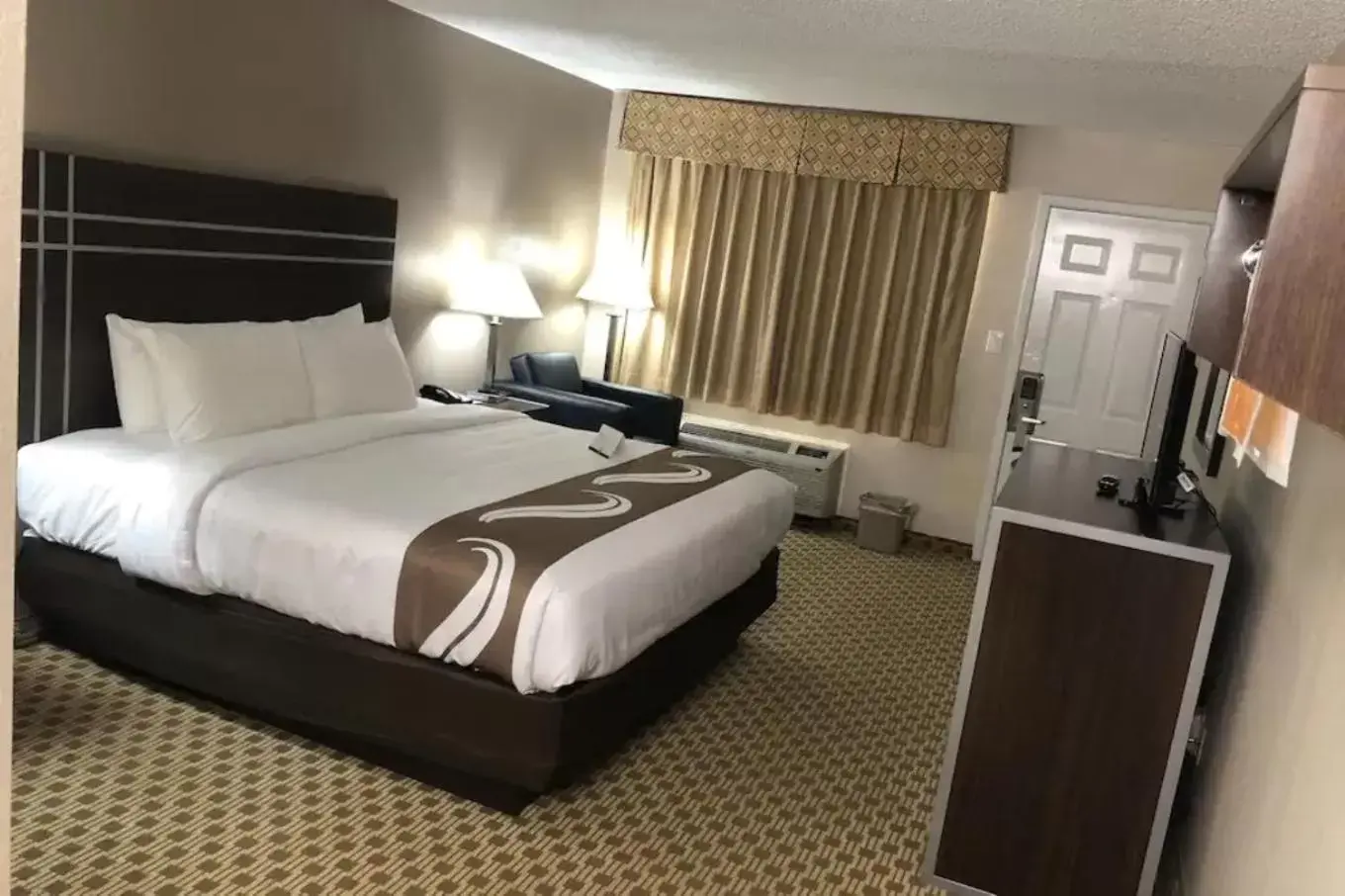 Bed in Quality Inn