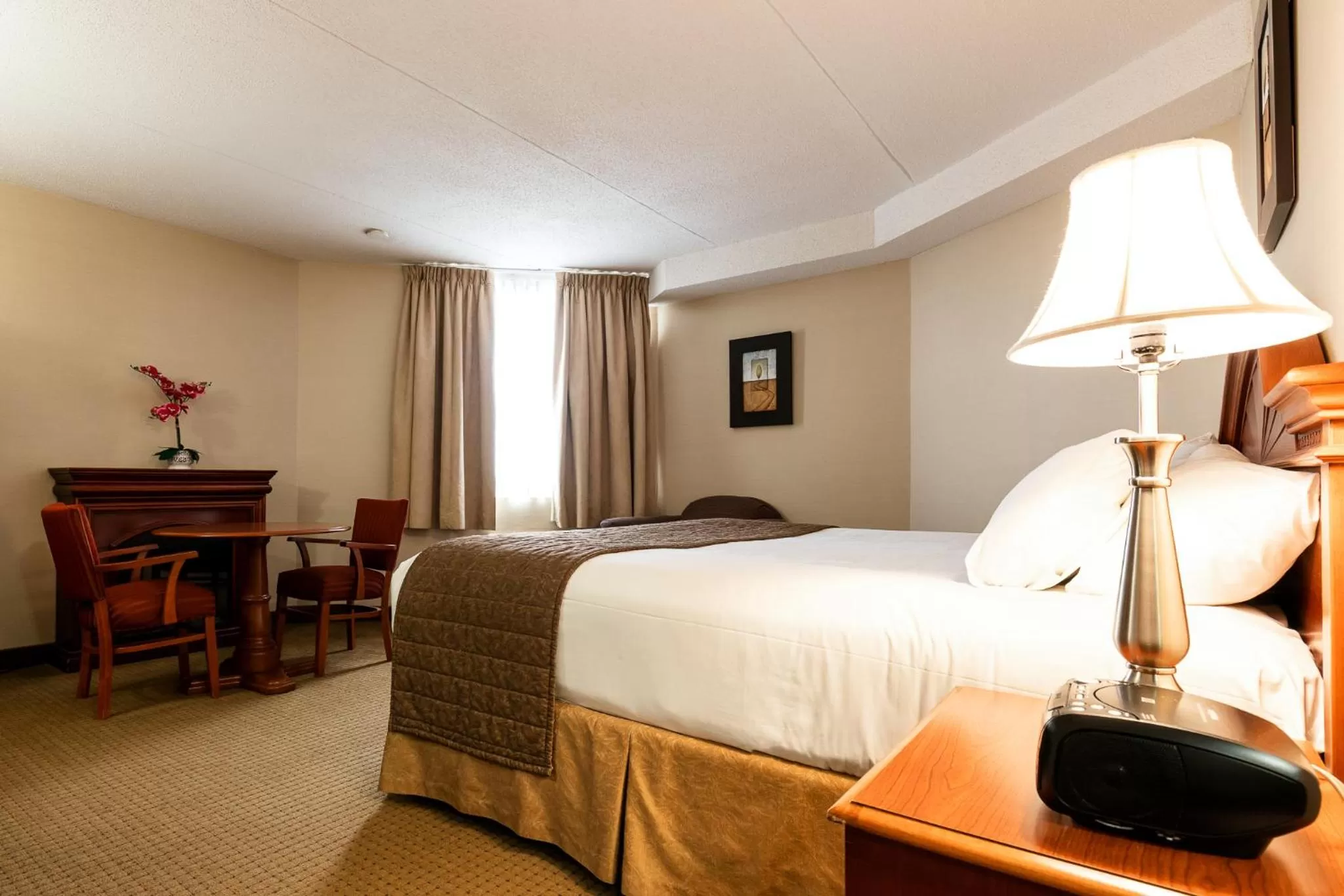 Bedroom, Bed in WelcomINNS Ottawa