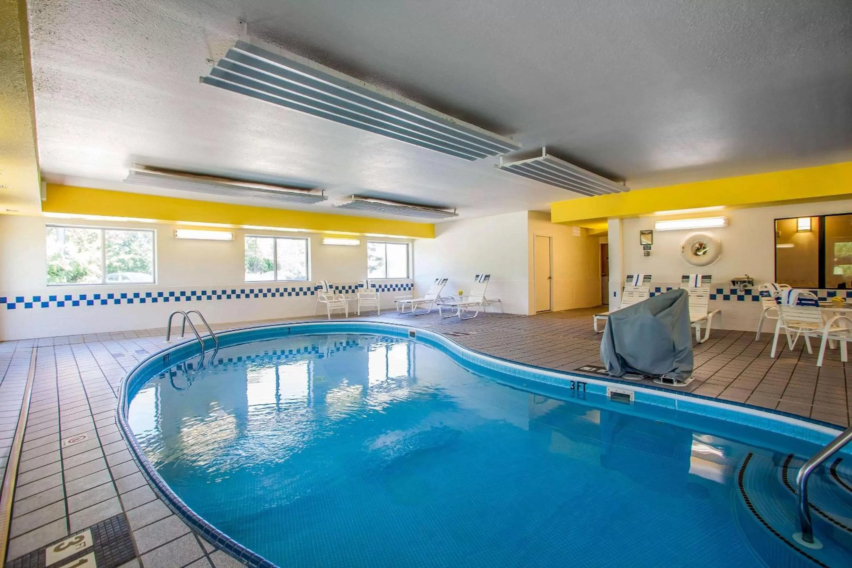 Swimming pool in Comfort Suites Peoria I-74