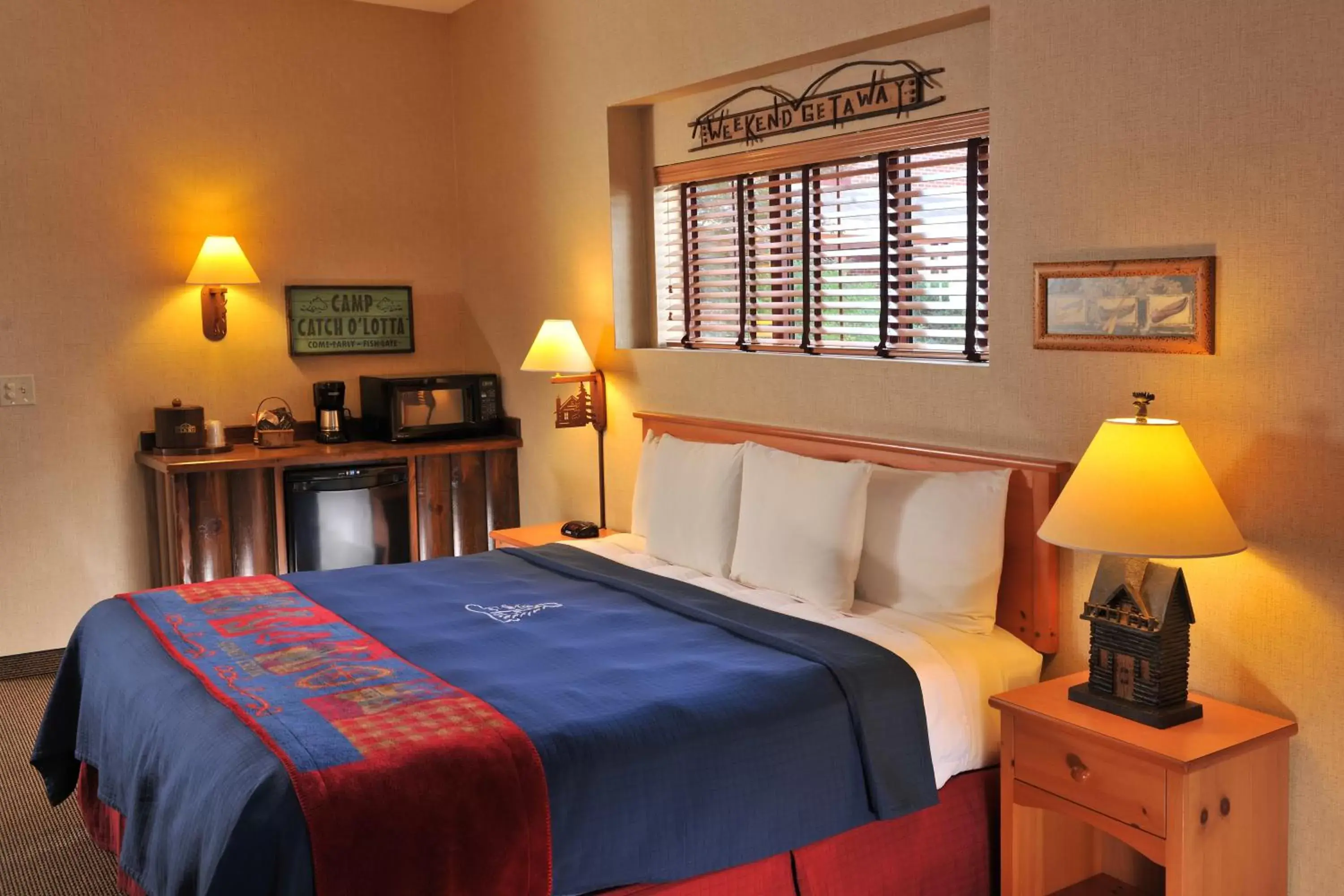 Bed in Stoney Creek Hotel Moline