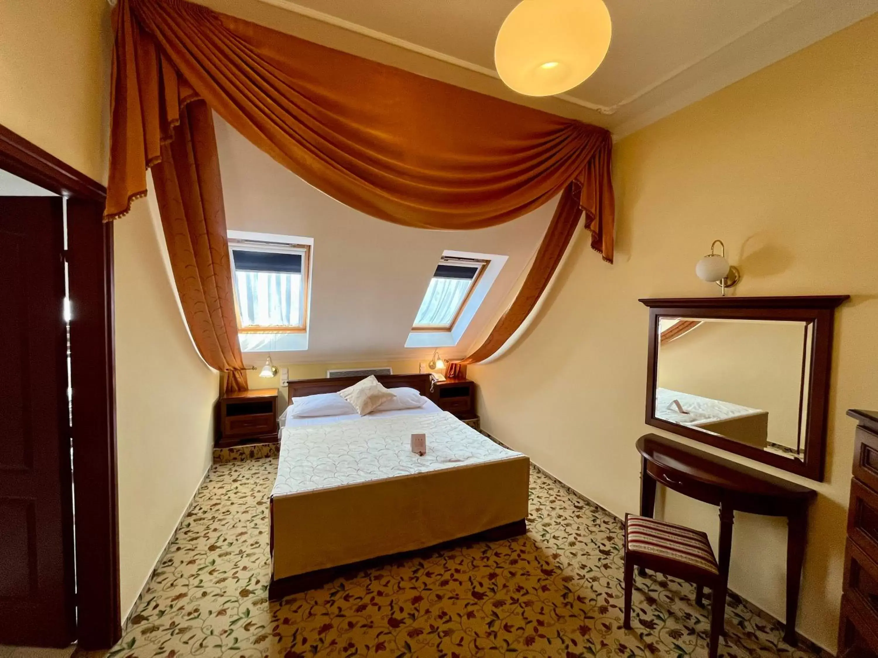 Bed in Hotel Korona Wellness, Rendezvény és Borszálloda Bed in Hotel Korona Wellness, Rendezvény és Borszálloda