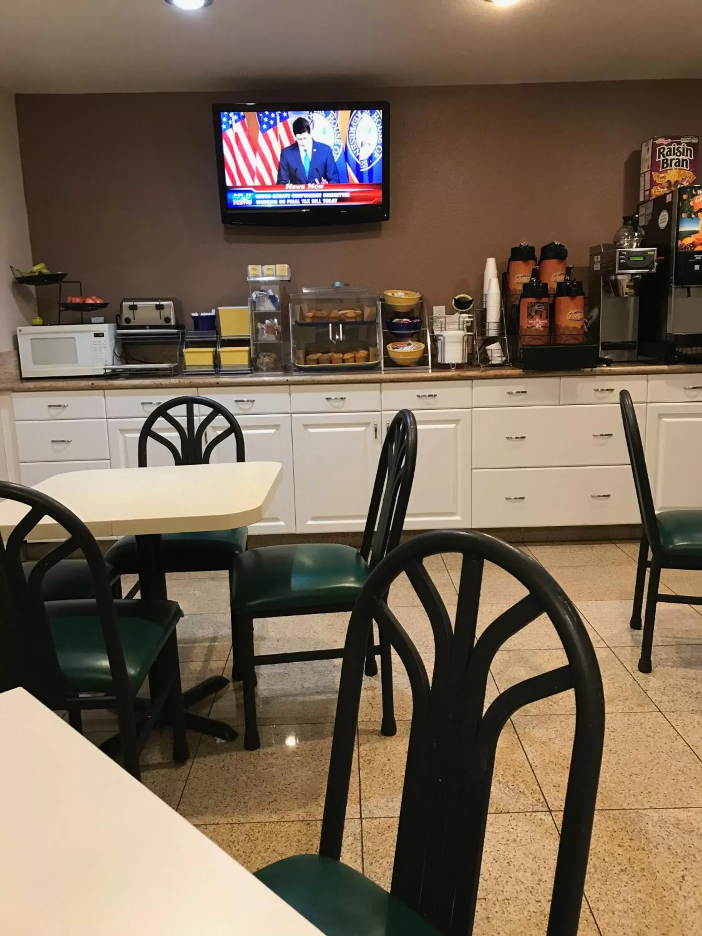 Continental breakfast, Restaurant/Places to Eat in Days Inn by Wyndham Oceanside