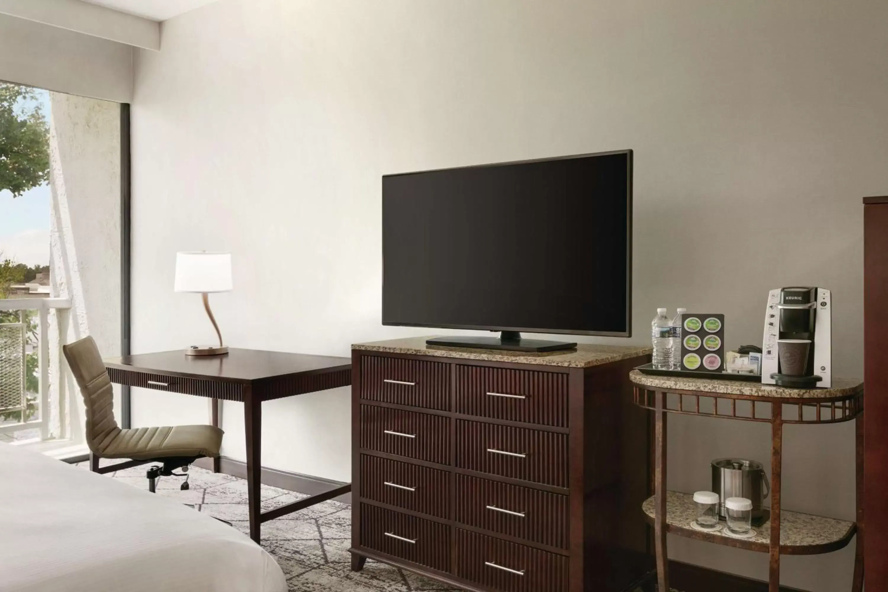 Bedroom, TV/Entertainment Center in DoubleTree by Hilton Atlanta Northeast/Northlake