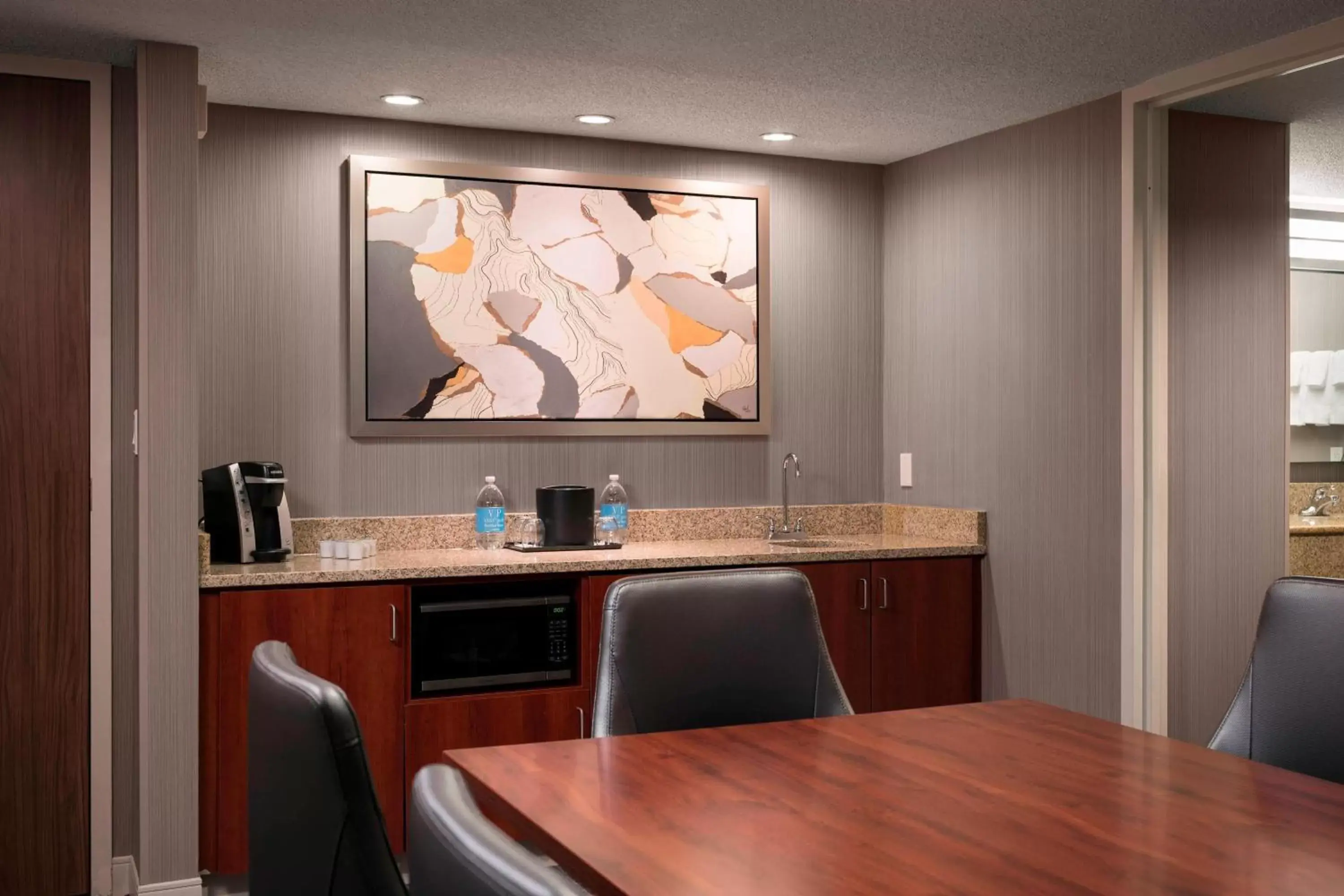 Photo of the whole room, Kitchen/Kitchenette in Courtyard by Marriott Denver Airport