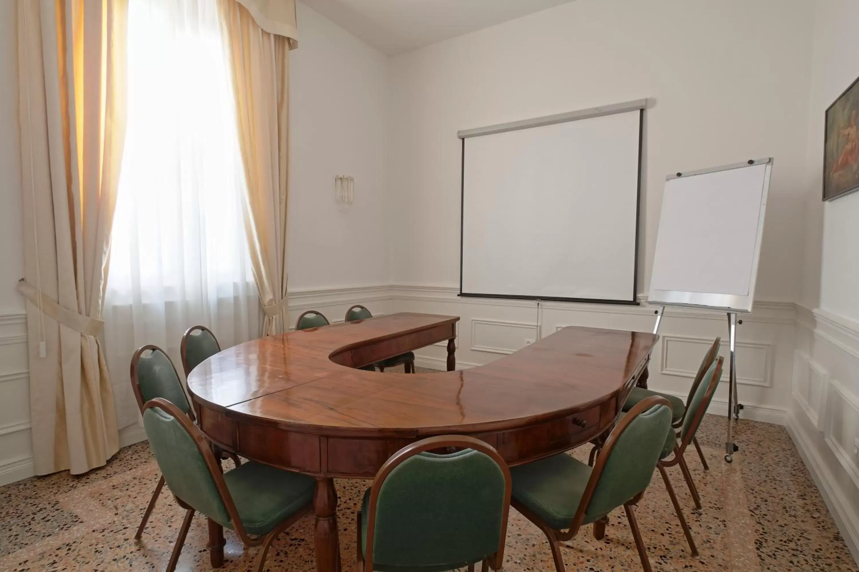 Area and facilities, Dining Area in Rechigi Park Hotel