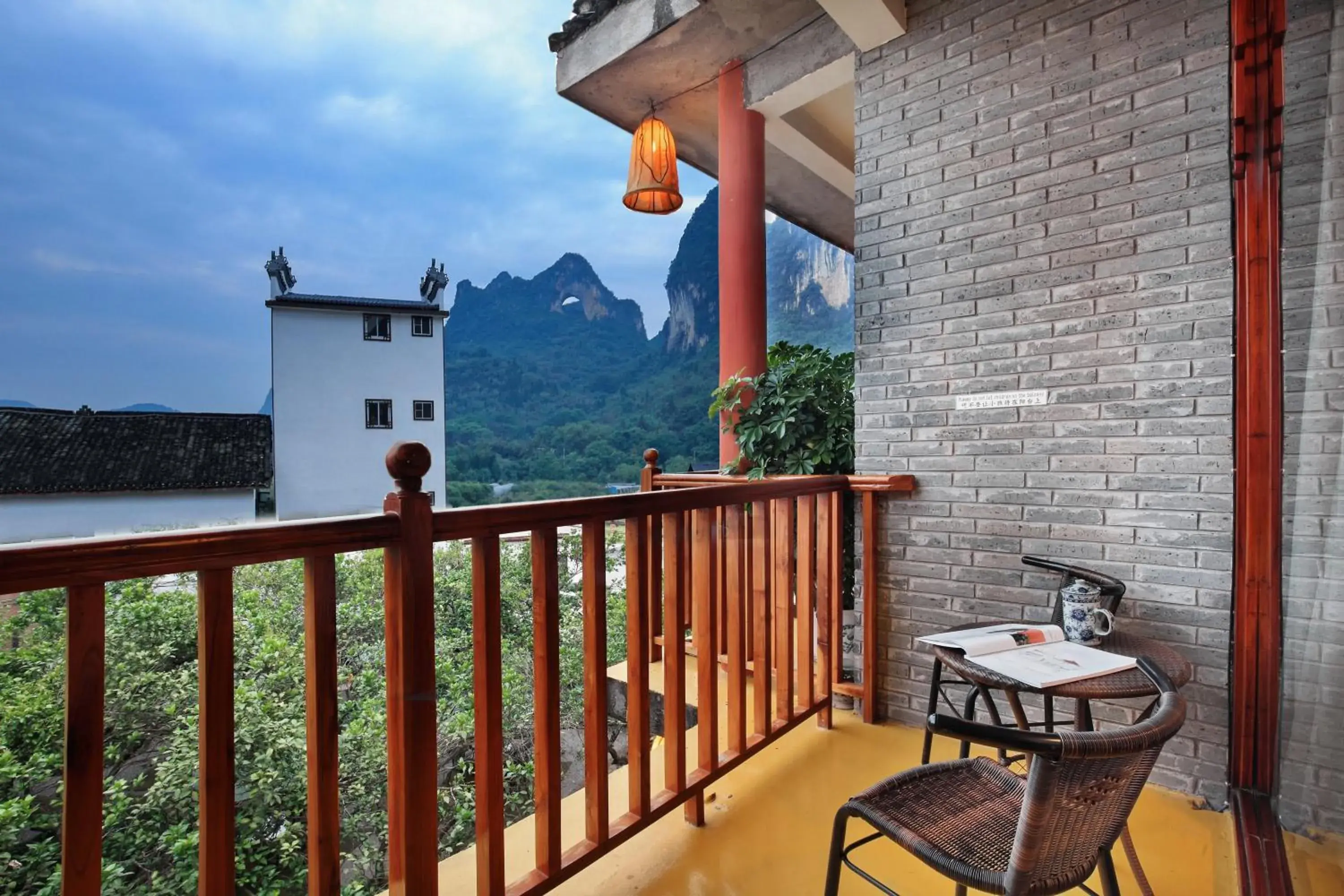 Queen Room with Balcony - single occupancy in Yangshuo Village Inn