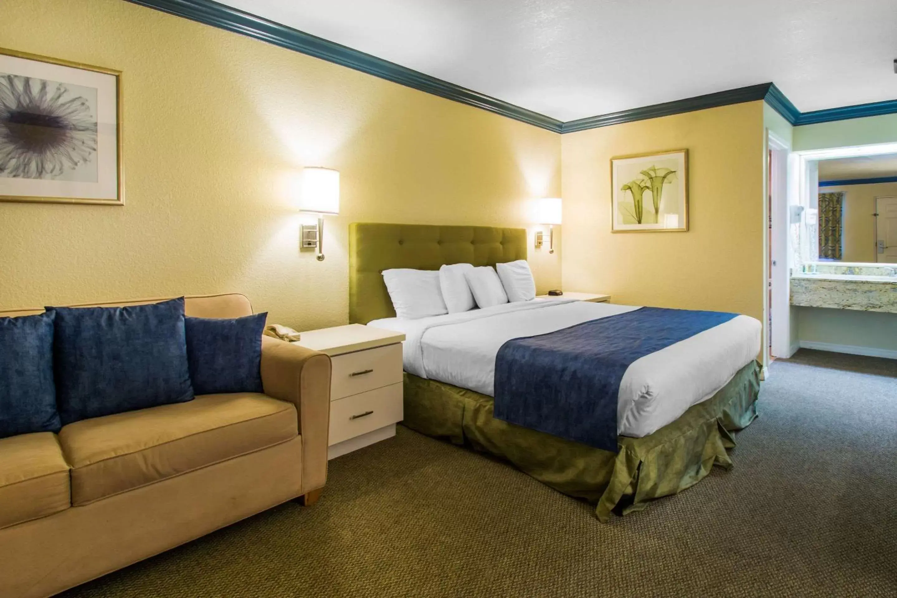 Photo of the whole room, Bed in Quality Inn Clermont West Kissimmee
