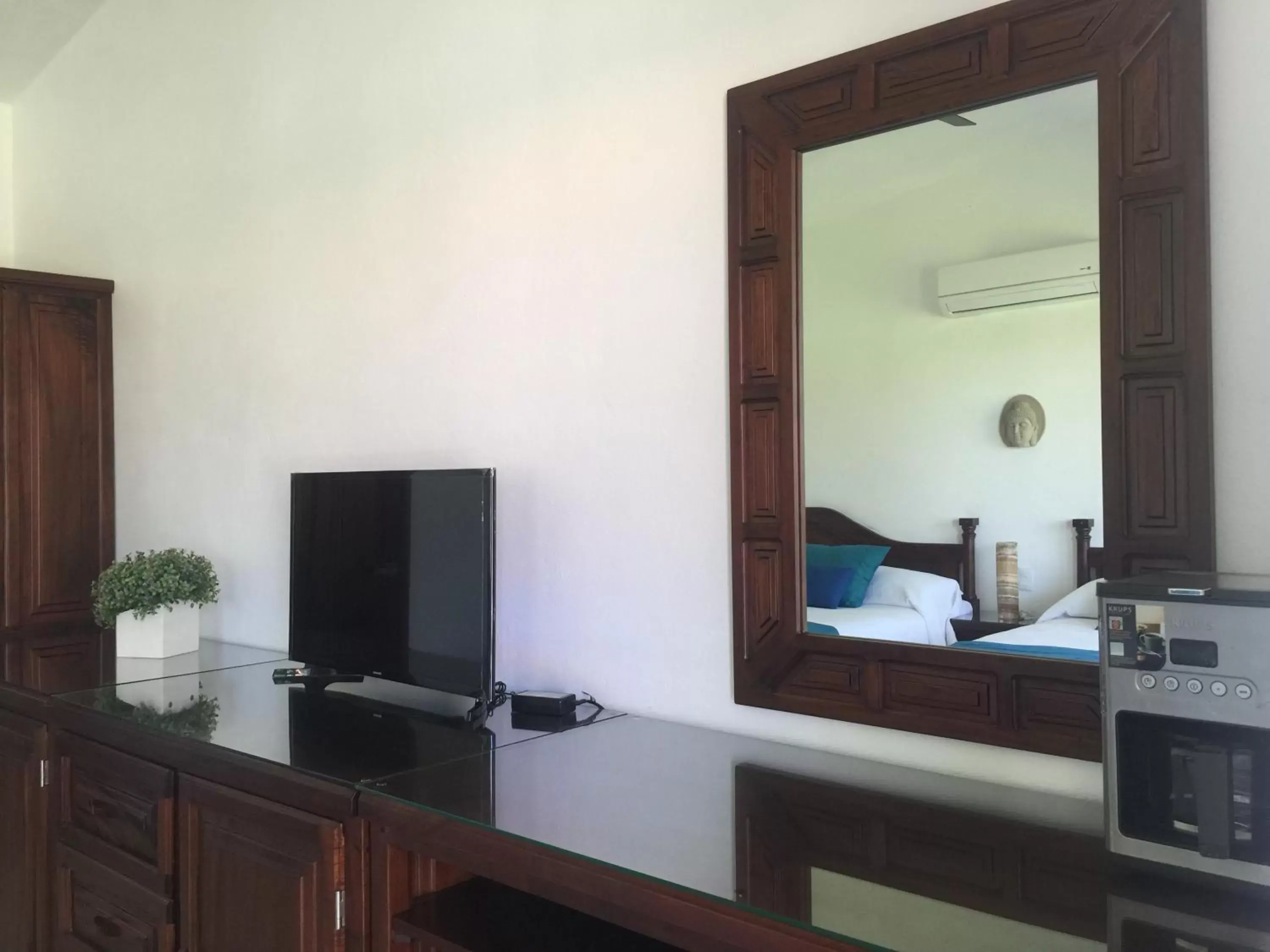 Bedroom, TV/Entertainment Center in Ananta Hotel