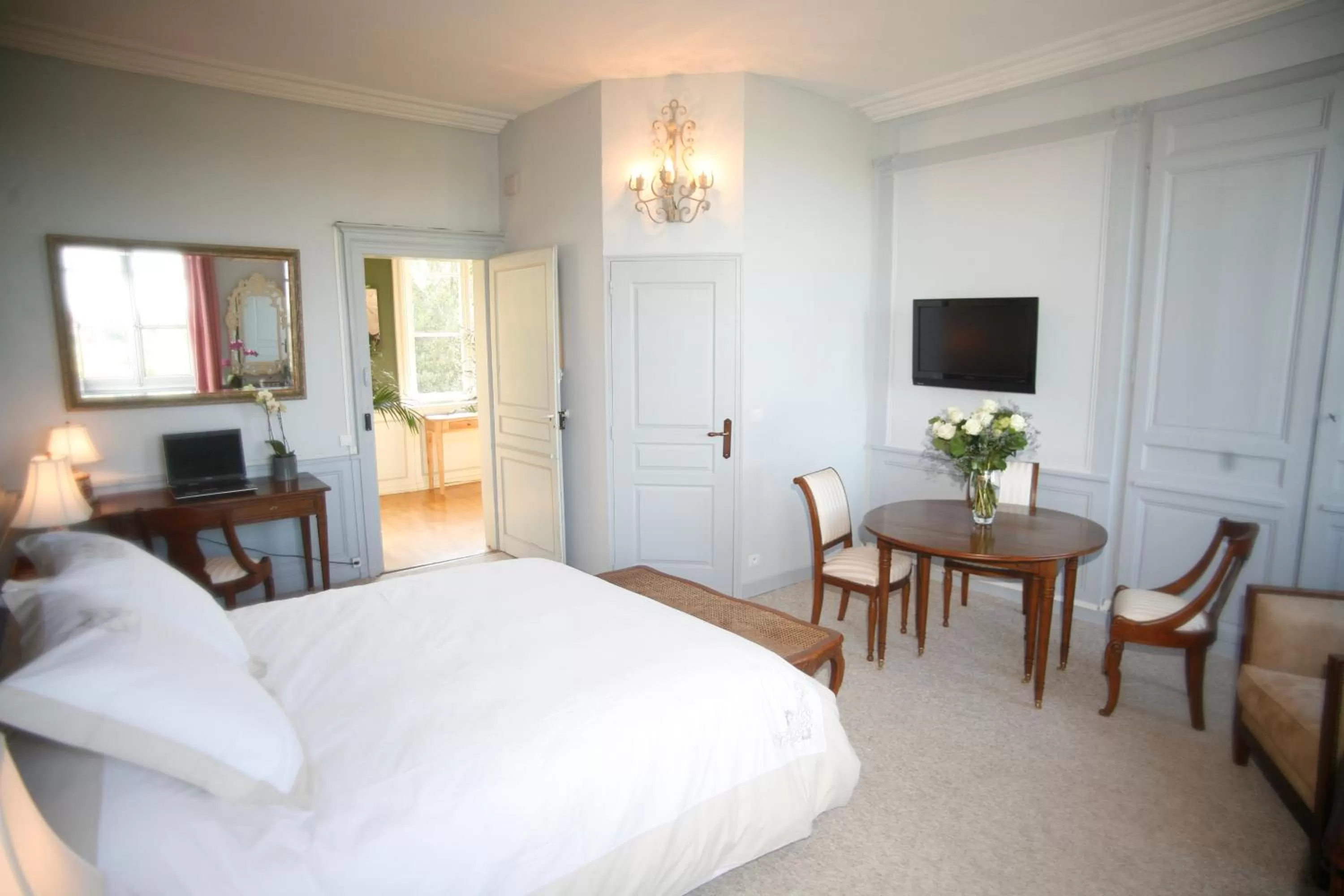 Photo of the whole room in Chambres d'hotes Autour de la Rose