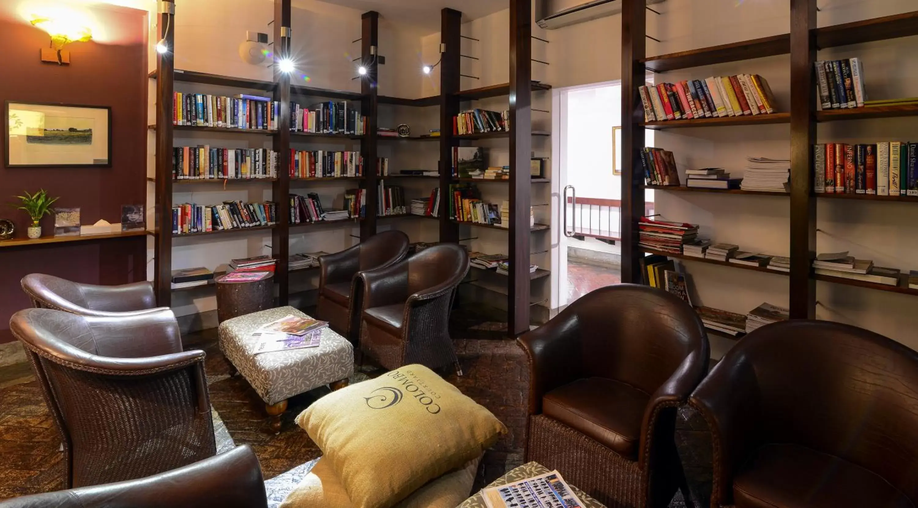 Library in Colombo Court Hotel & Spa