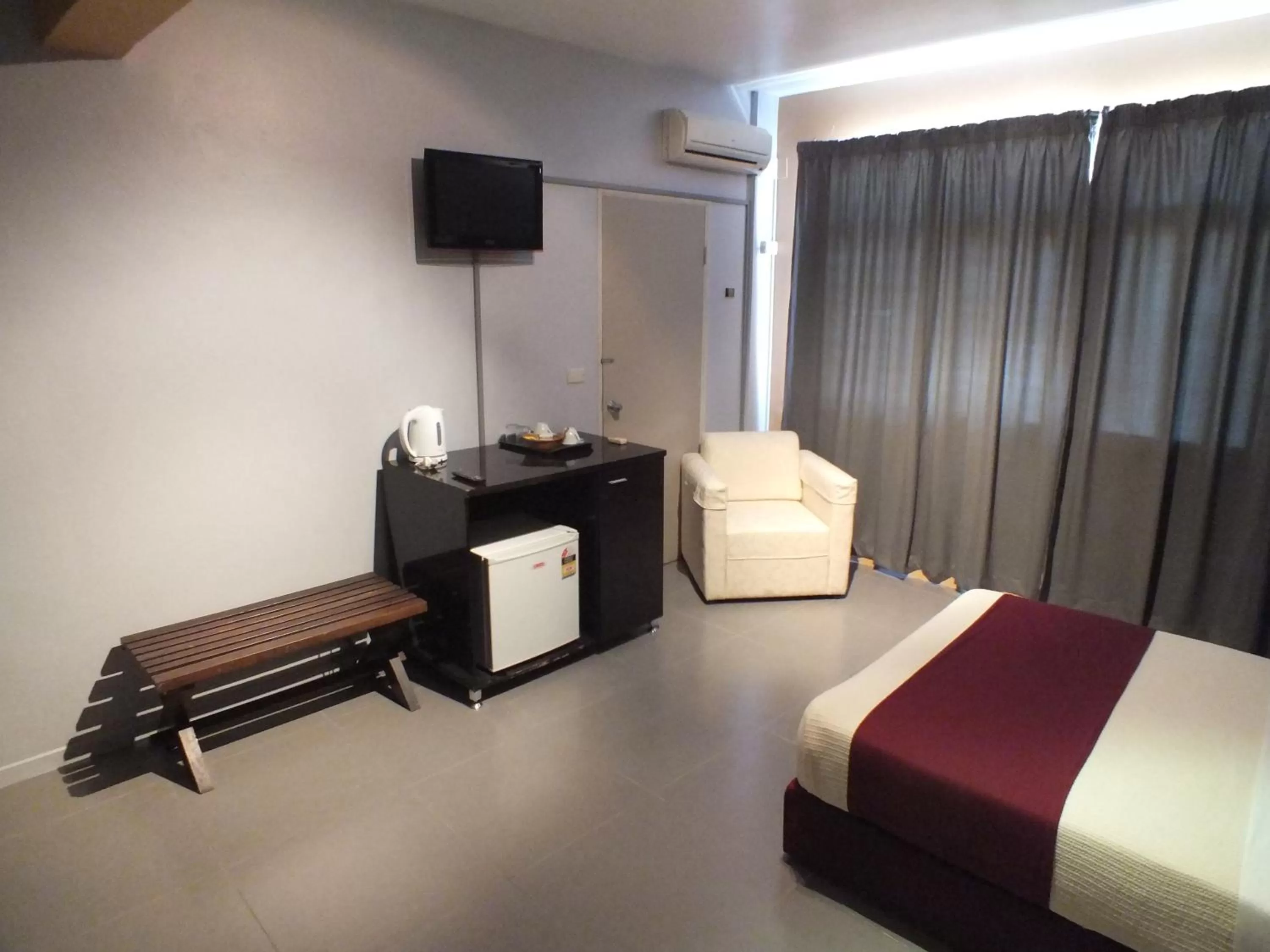 Bedroom, TV/Entertainment Center in Hotel Olympic