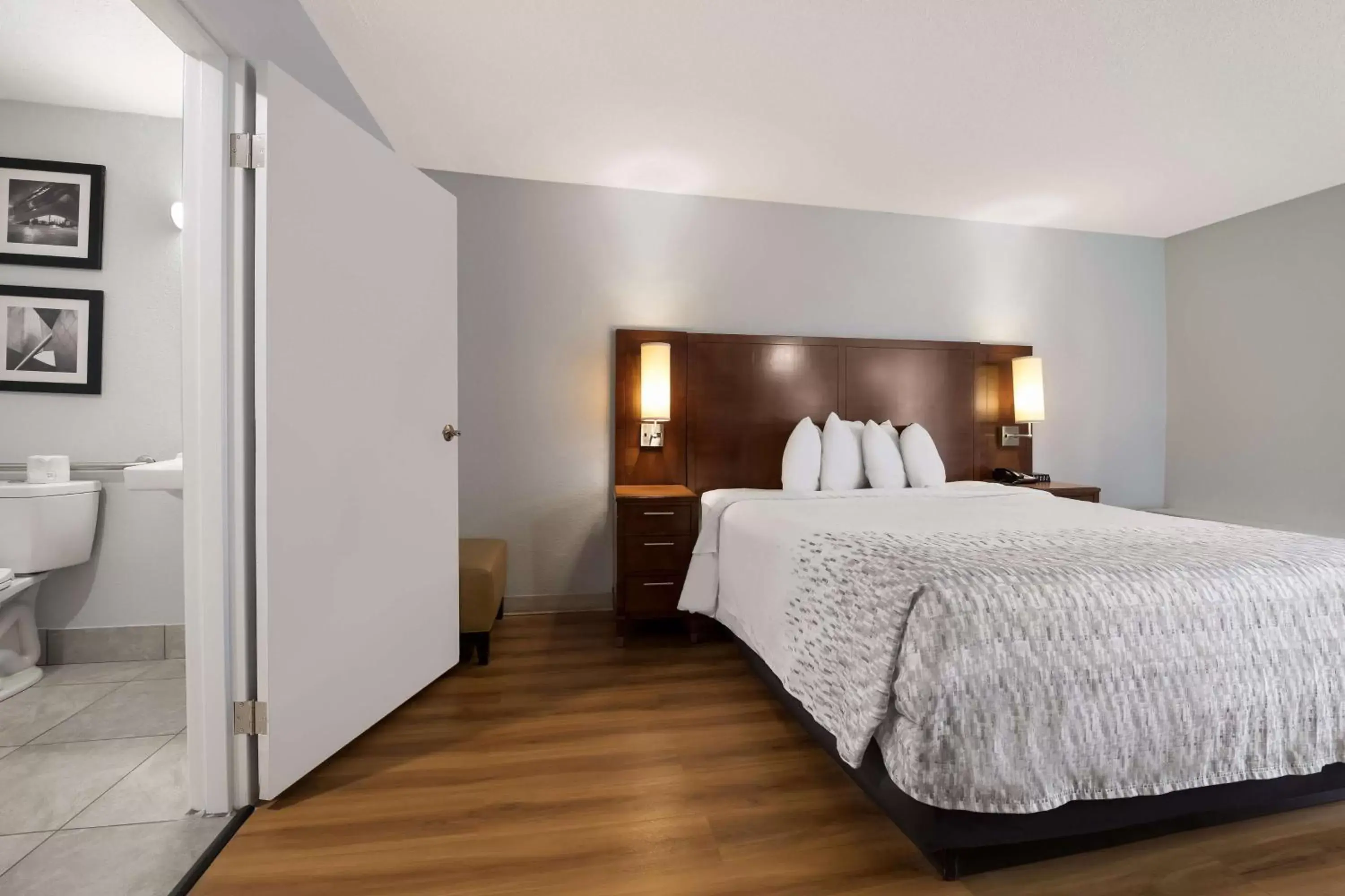 Bedroom, Bed in SureStay Hotel by Best Western Rockford East