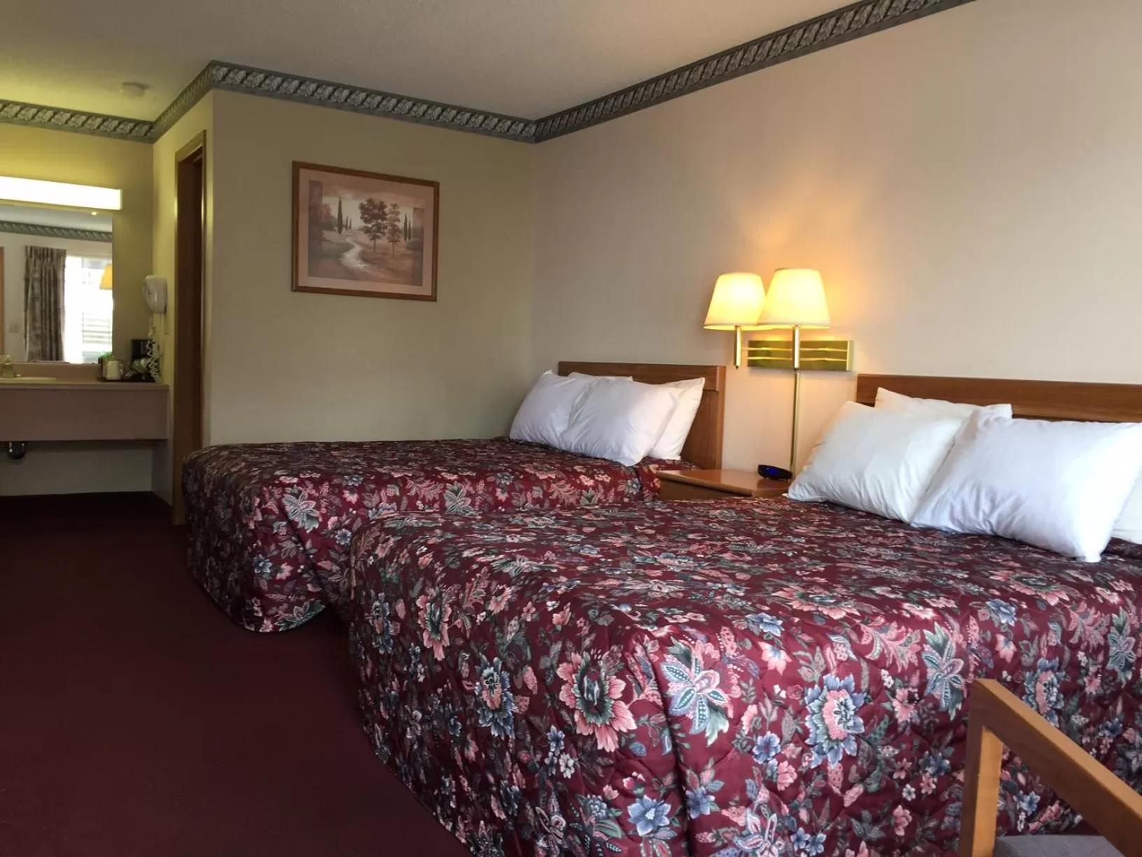 Photo of the whole room, Bed in Twelve Oaks Inn