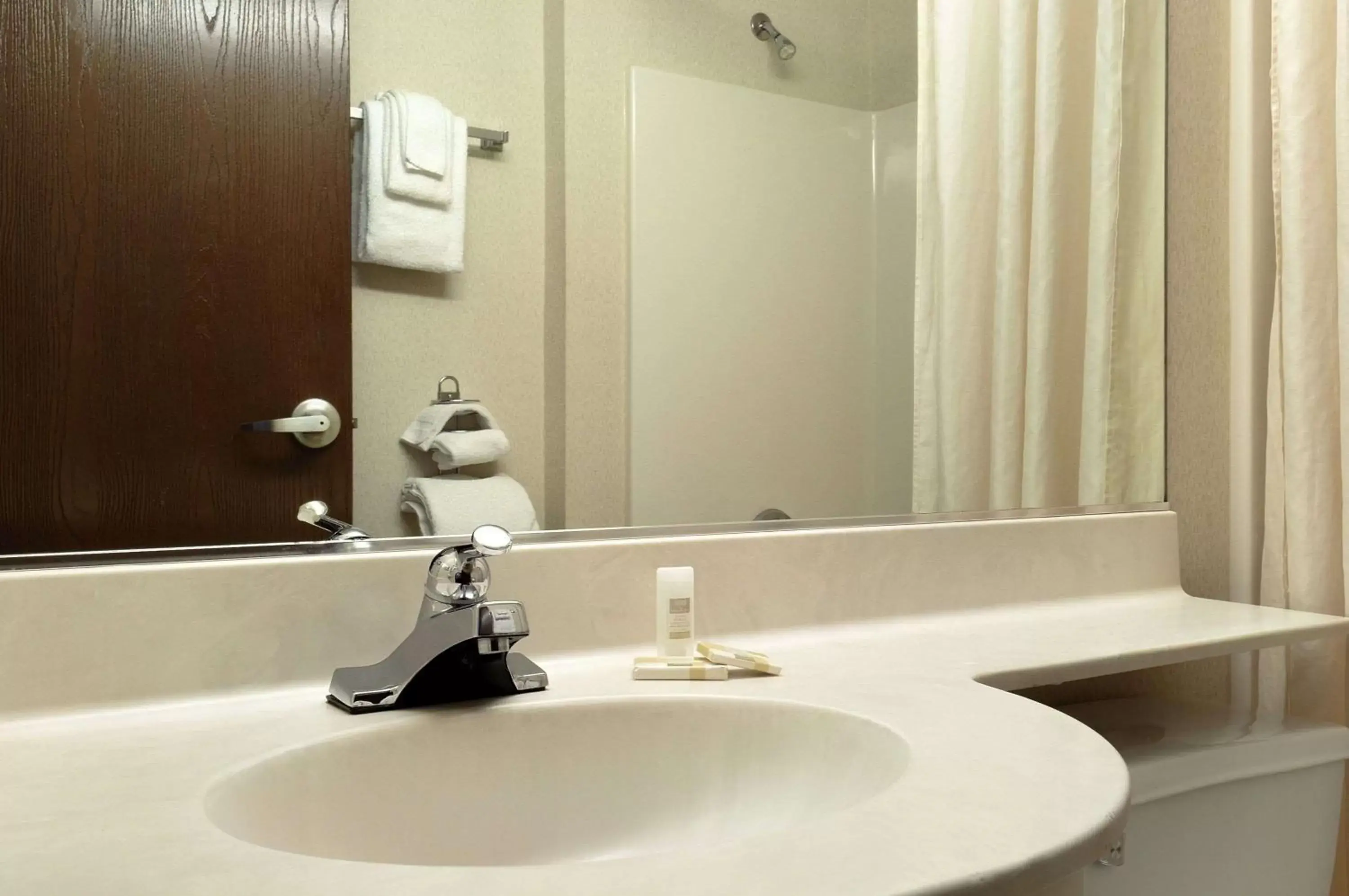 Bathroom in Microtel Inn & Suites by Wyndham Bloomington MSP Airport