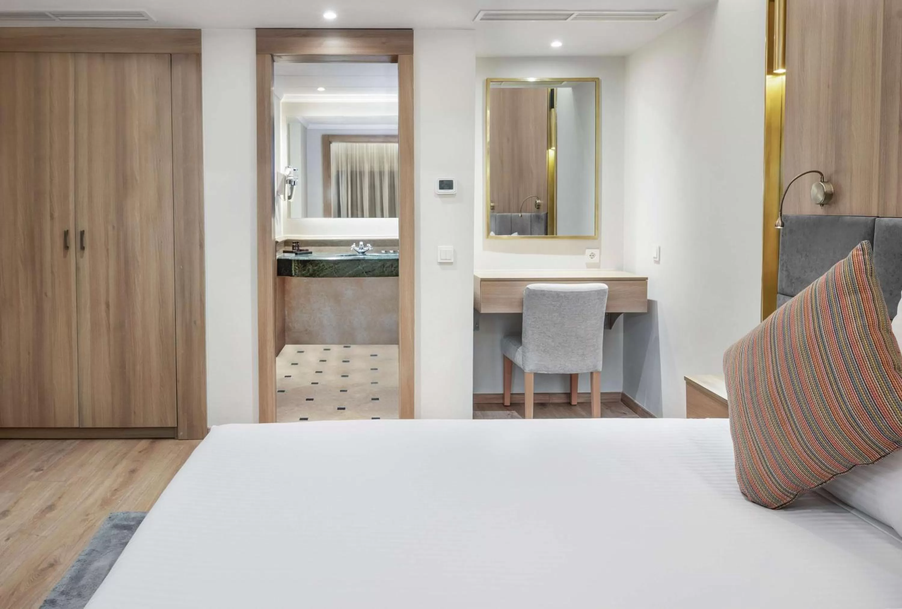 Bathroom, Bed in Steigenberger Nile Palace Luxor - Convention Center