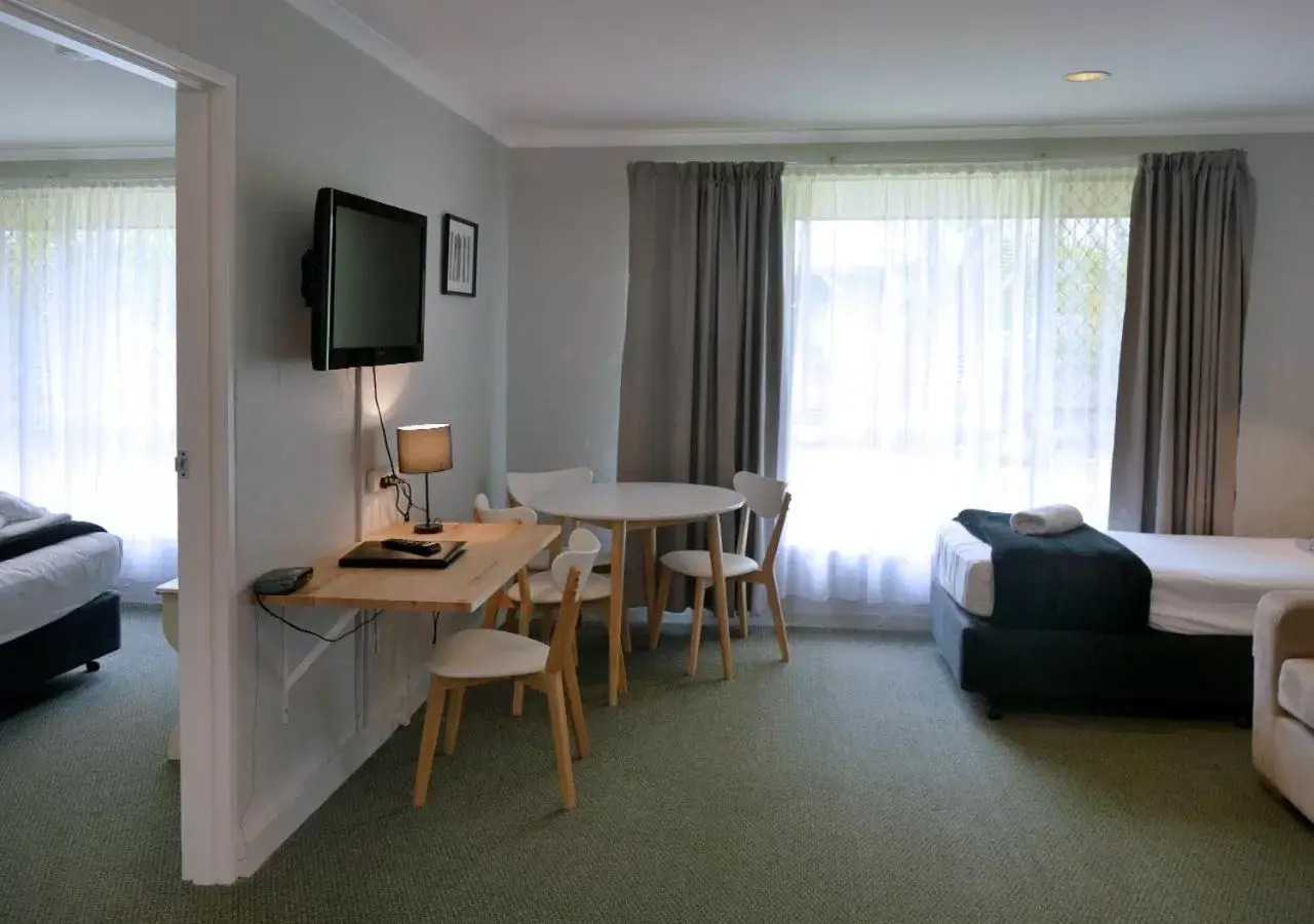 Bedroom, TV/Entertainment Center in Ballina Byron Islander Resort and Conference Centre