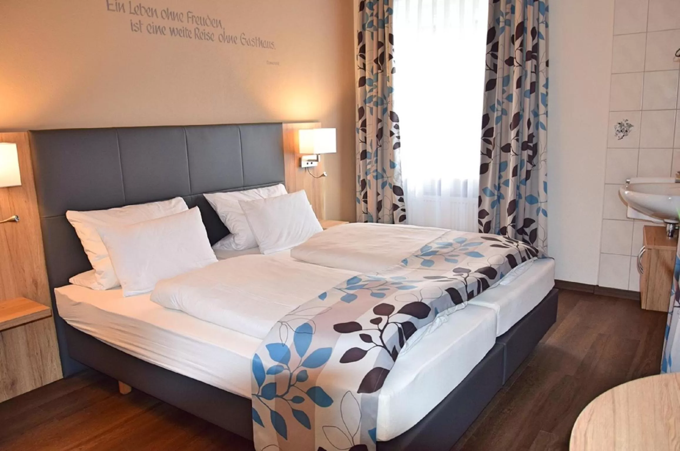 Bedroom, Bed in Cafe-Hotel Altreuter