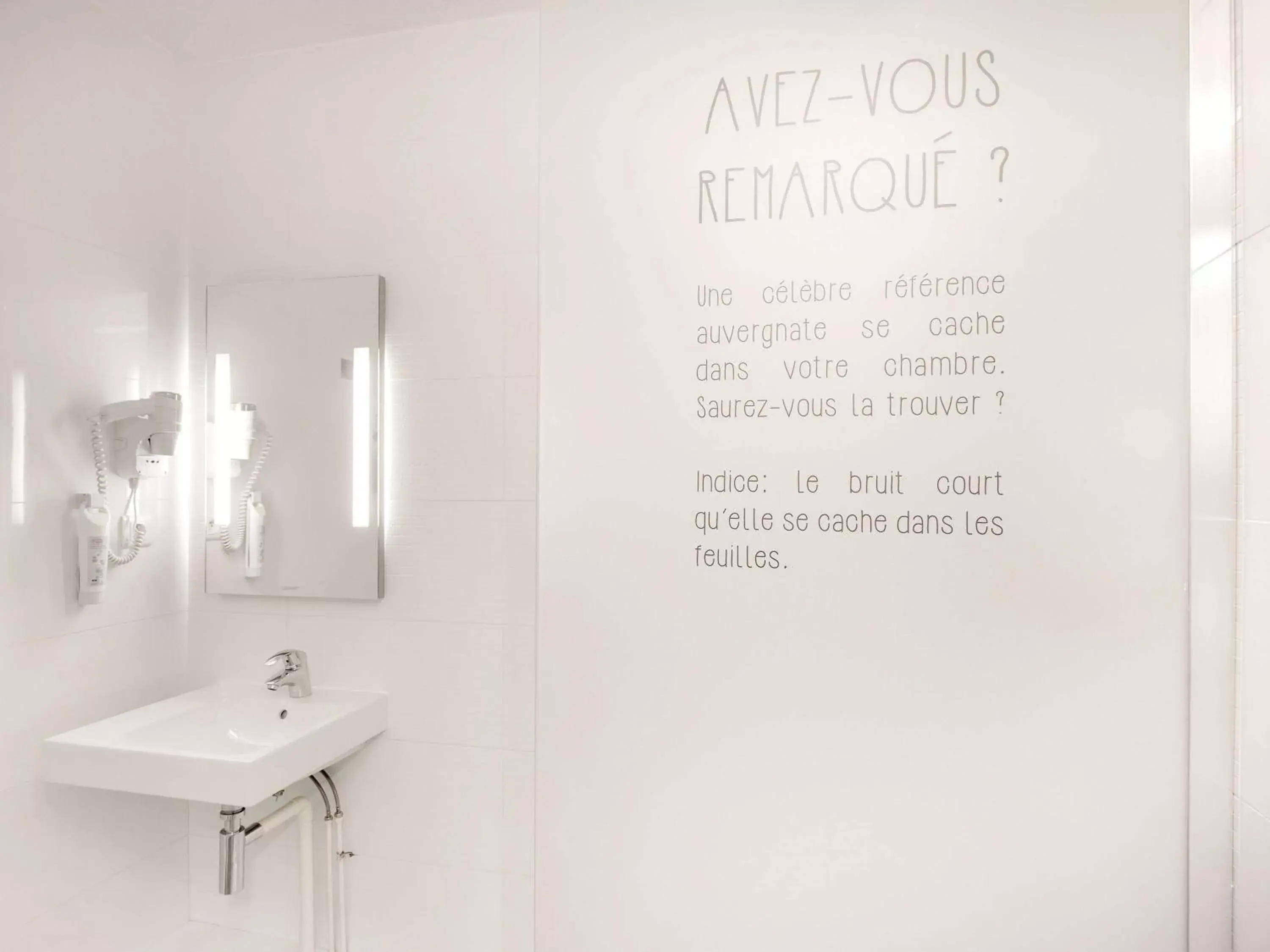 Photo of the whole room, Bathroom in Hôtel ibis Styles Clermont-Ferrand Gare