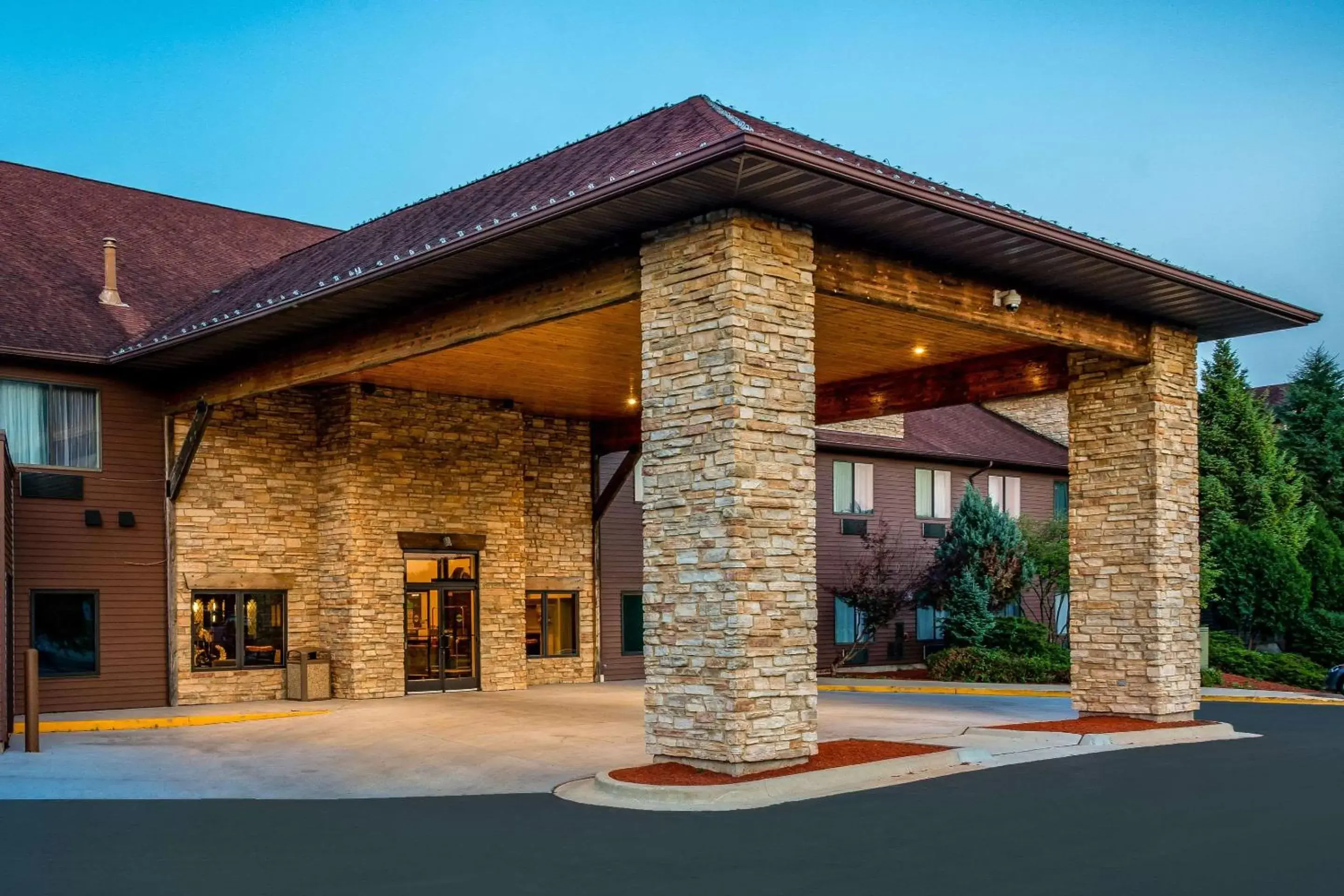 Property Building in Riverview Inn & Suites, Ascend Hotel Collection