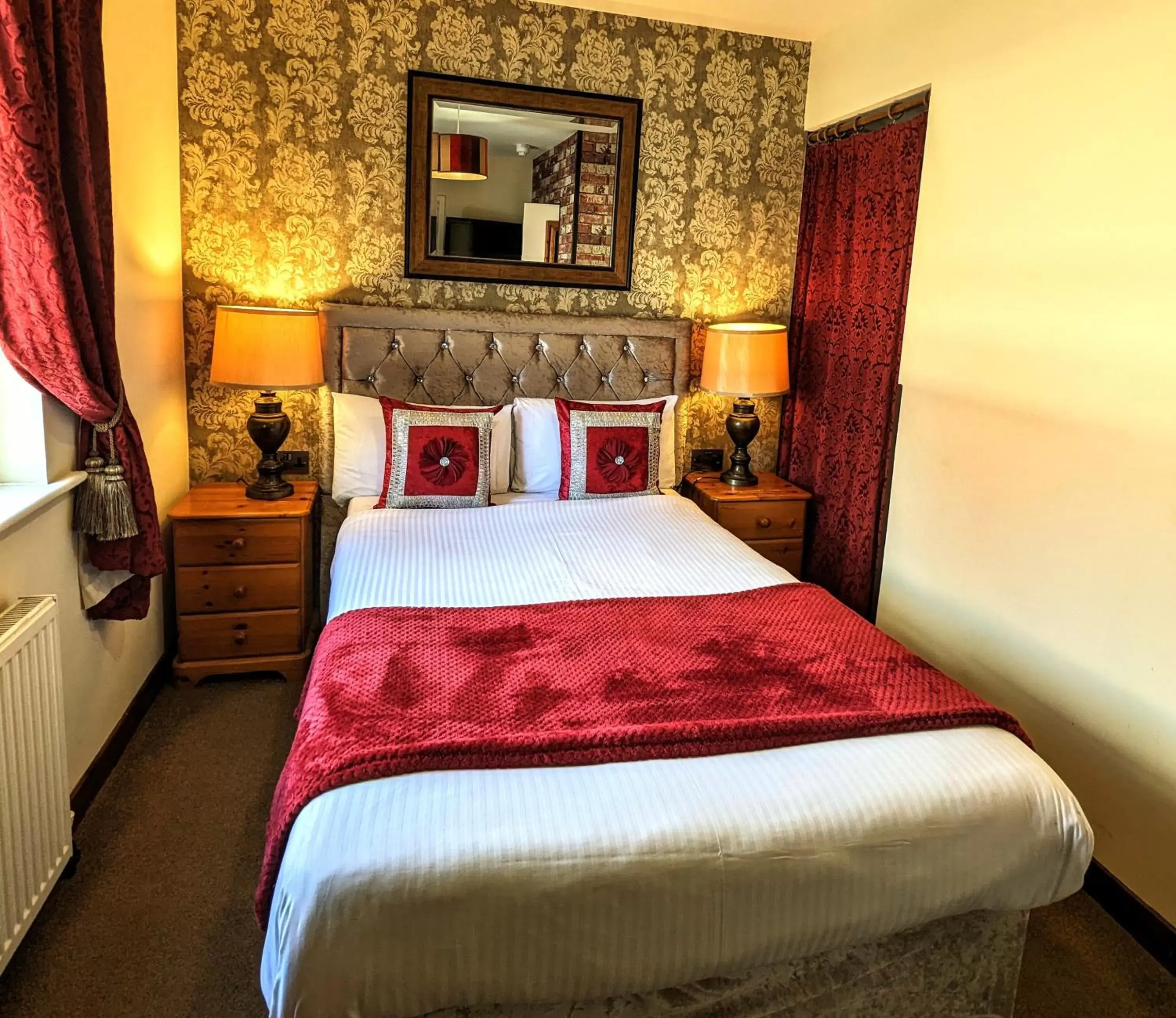 Bedroom, Bed in Brookside Hotel & Restaurant