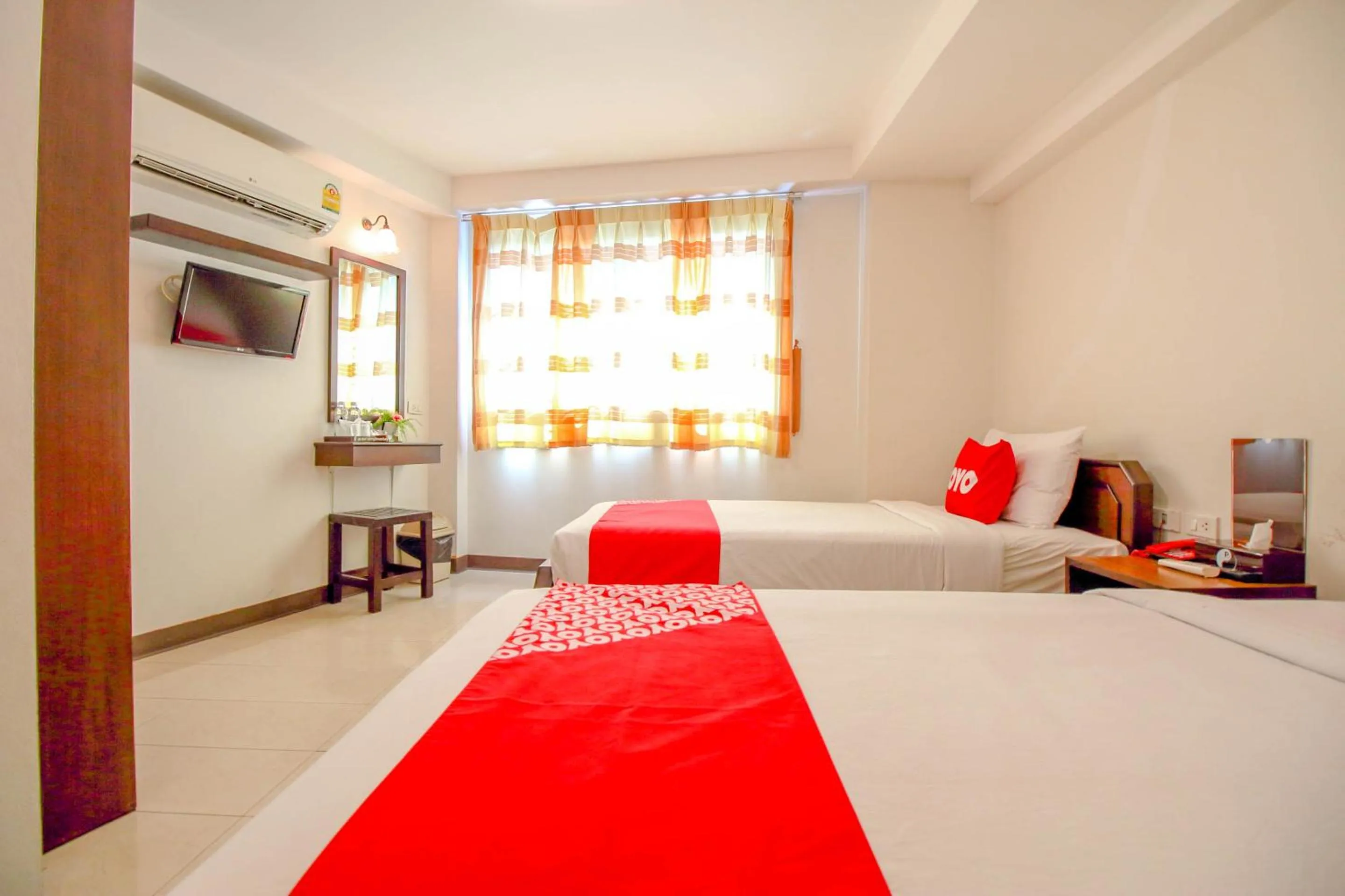 Bedroom, Bed in Pannee Residence @ Dinsor