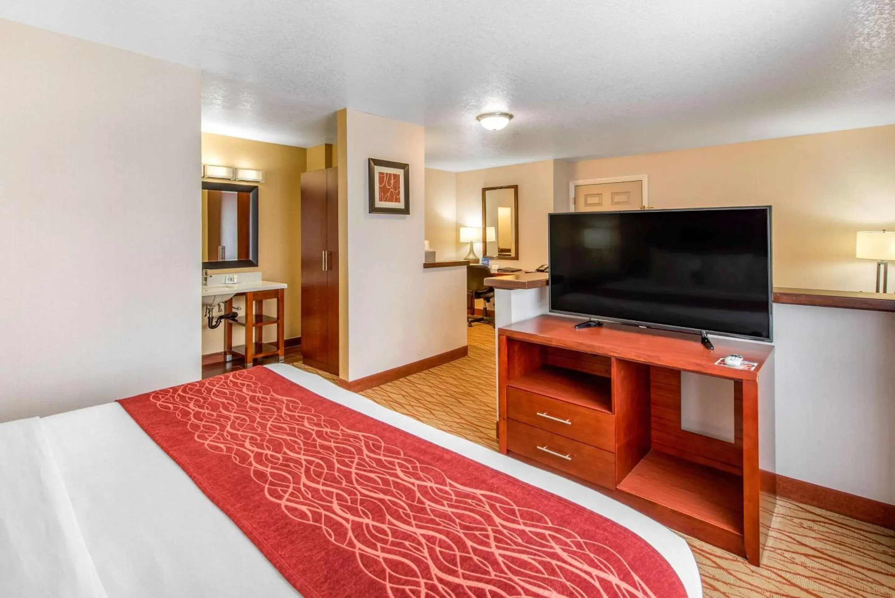 Photo of the whole room, Bed in Comfort Inn Mount Shasta Area