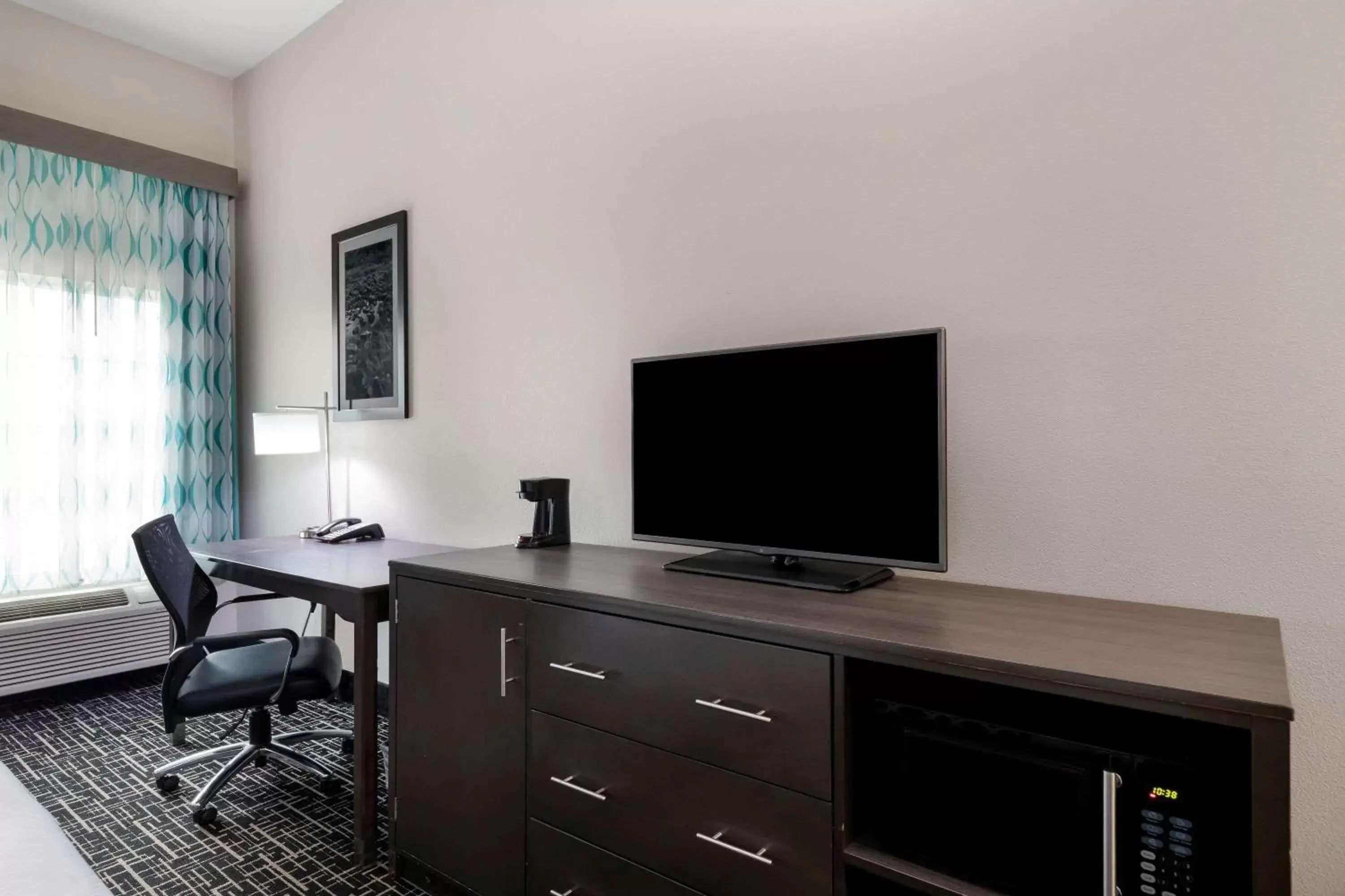 Photo of the whole room, TV/Entertainment Center in La Quinta by Wyndham Claremore