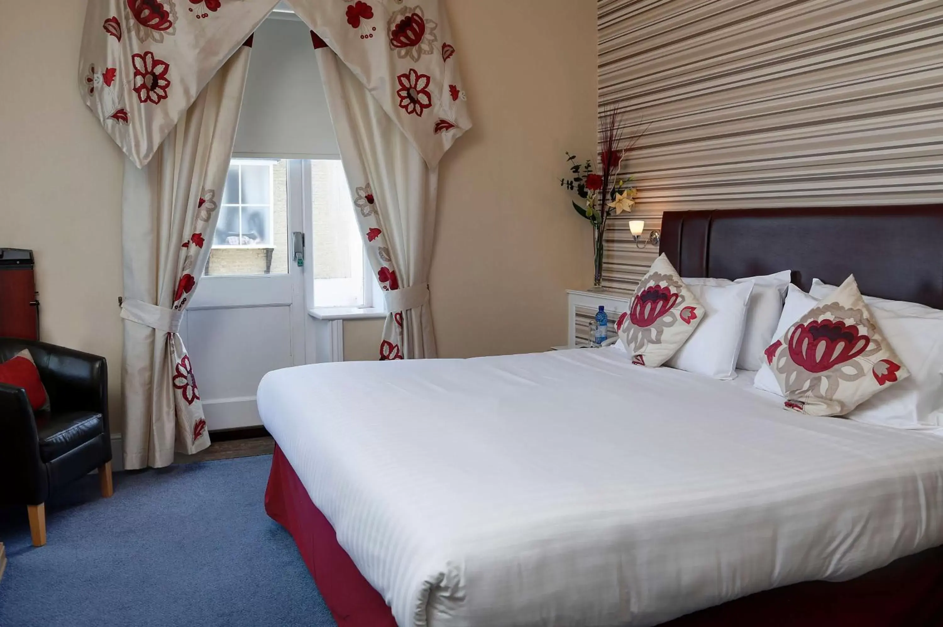 Photo of the whole room, Bed in BEST WESTERN New Holmwood Hotel Photo of the whole room, Bed in BEST WESTERN New Holmwood Hotel