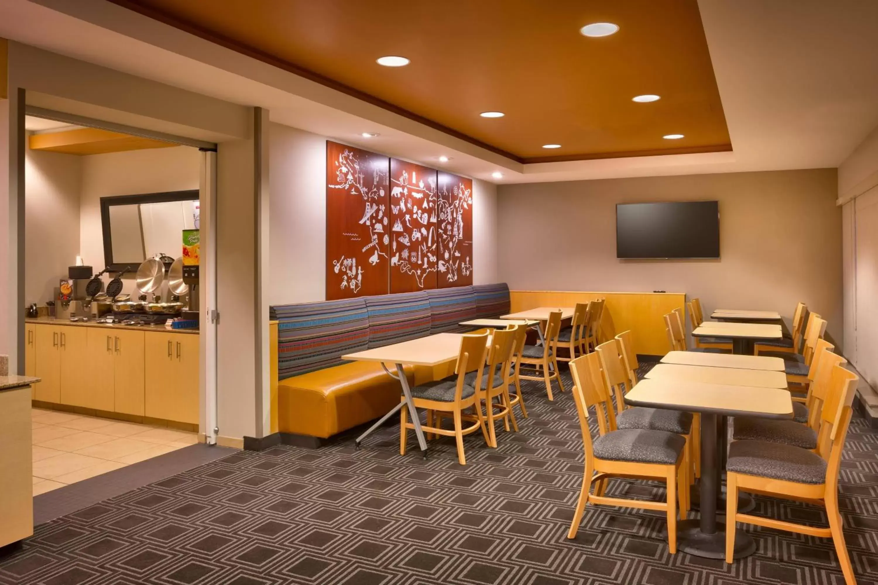 Breakfast, Restaurant/Places to Eat in TownePlace Suites Omaha West