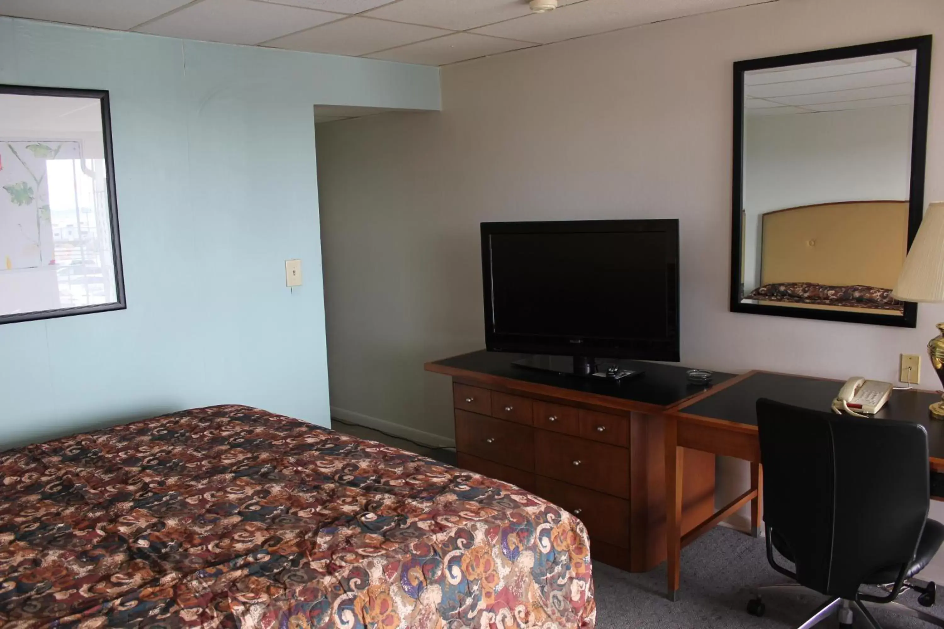 Bed, TV/Entertainment Center in Midlands Lodge