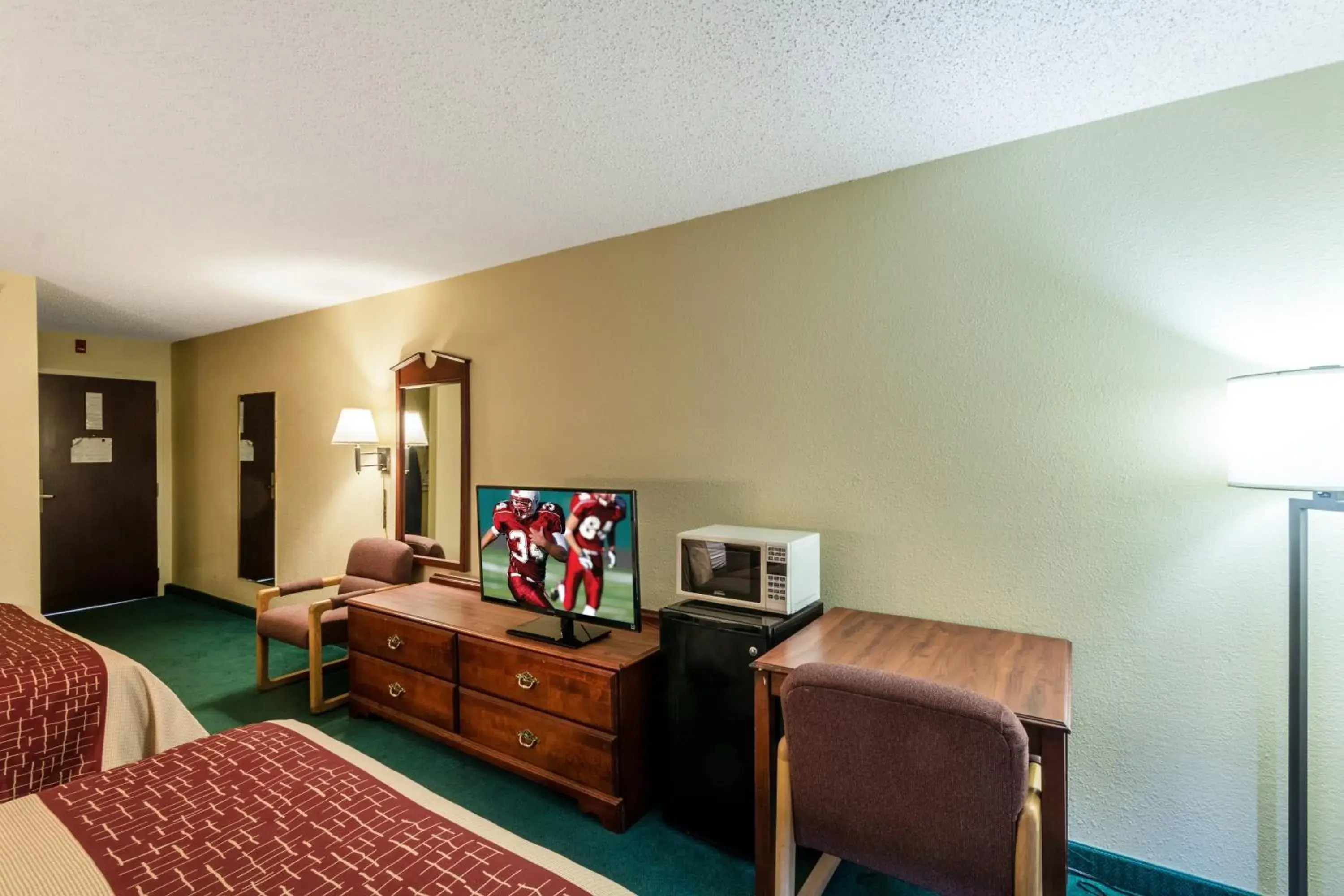 Photo of the whole room, TV/Entertainment Center in Red Roof Inn Morehead