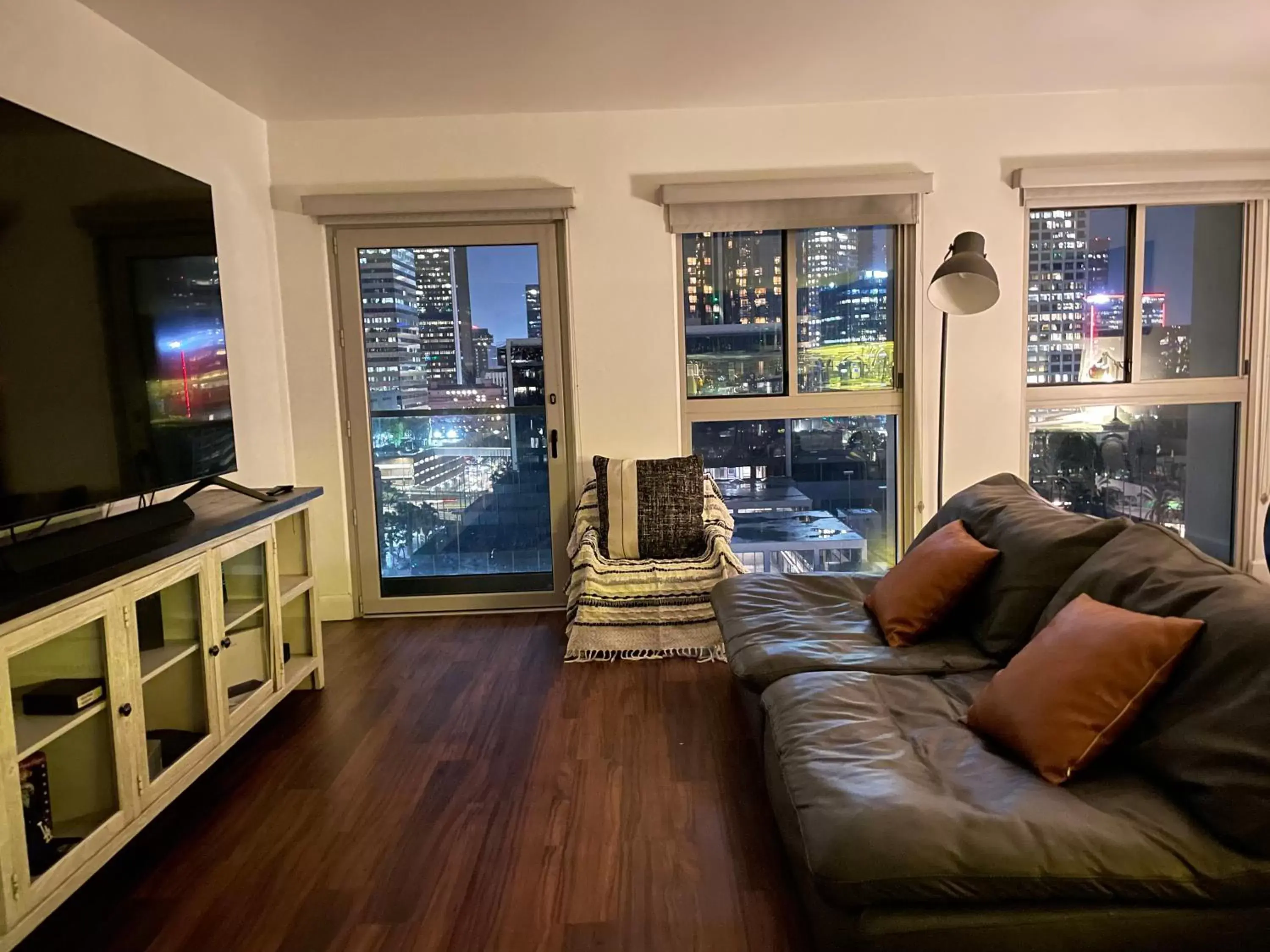 TV and multimedia, Seating Area in Amazing DTLA View 1bd Full Kitchen Free Private Parking.