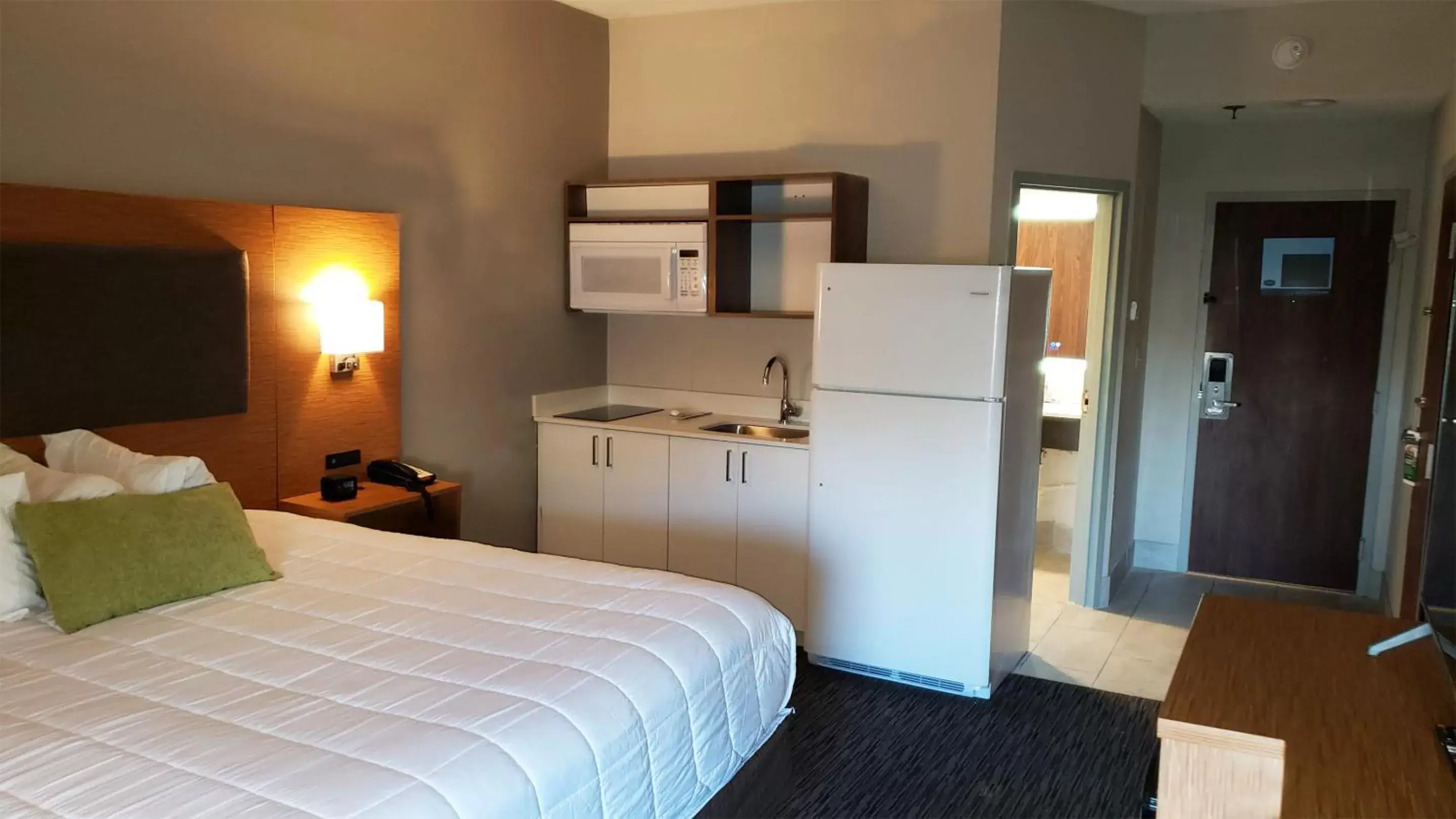 Bed, Kitchen/Kitchenette in Extended Stay America Suites Springfield