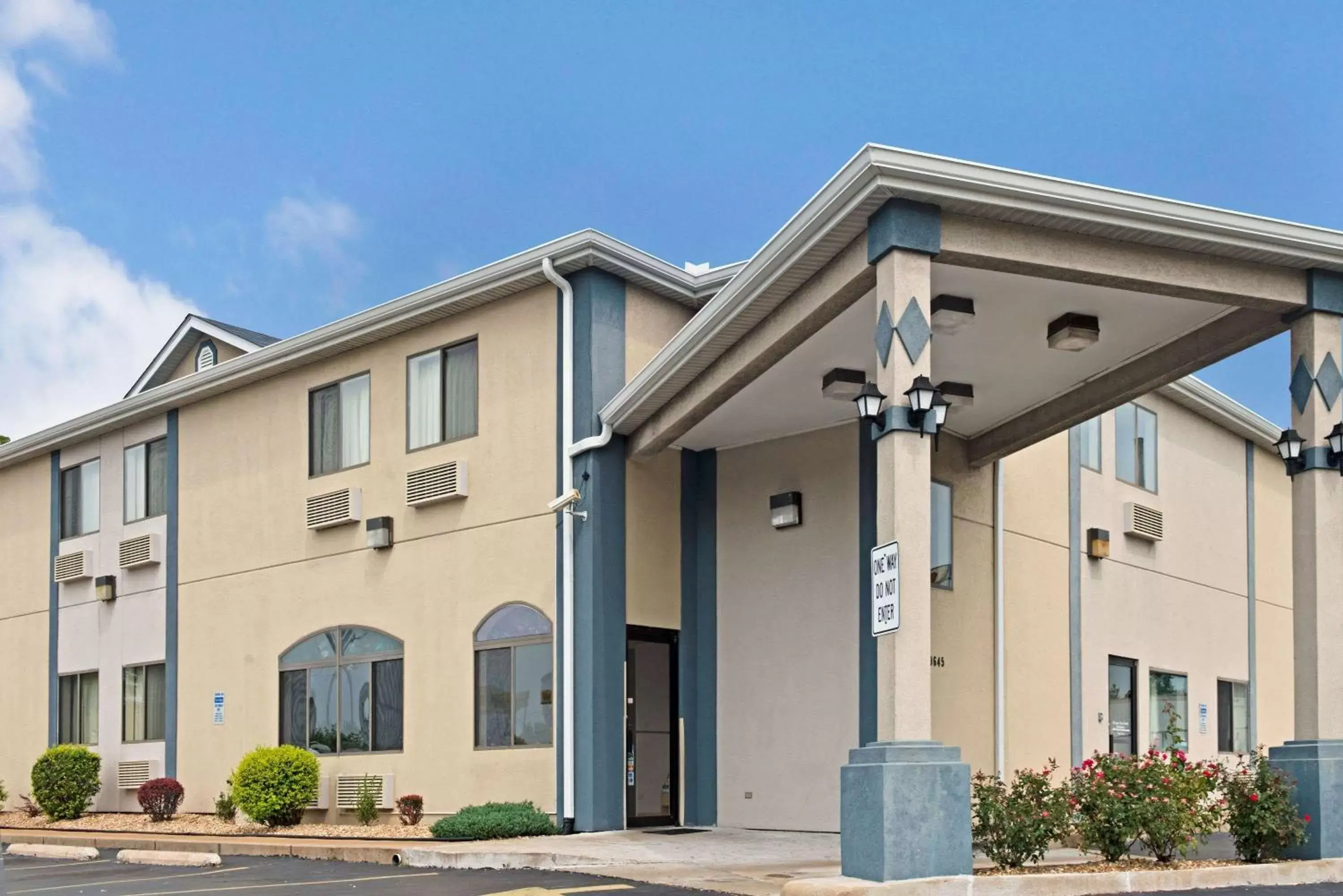 Property building in Travelodge by Wyndham St. Louis Property building in Travelodge by Wyndham St. Louis