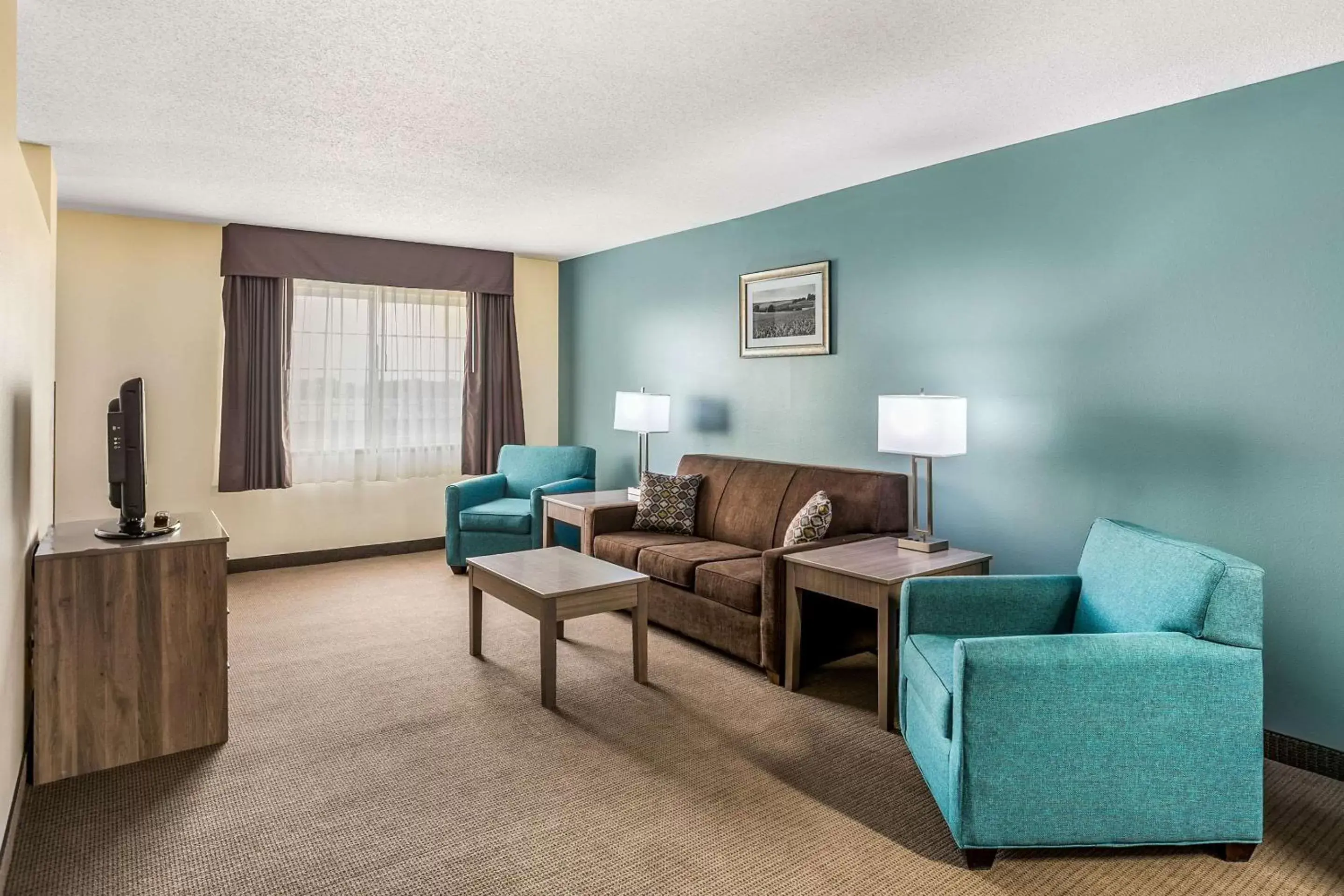 Photo of the whole room, Seating Area in MainStay Suites Cedar Rapids North - Marion