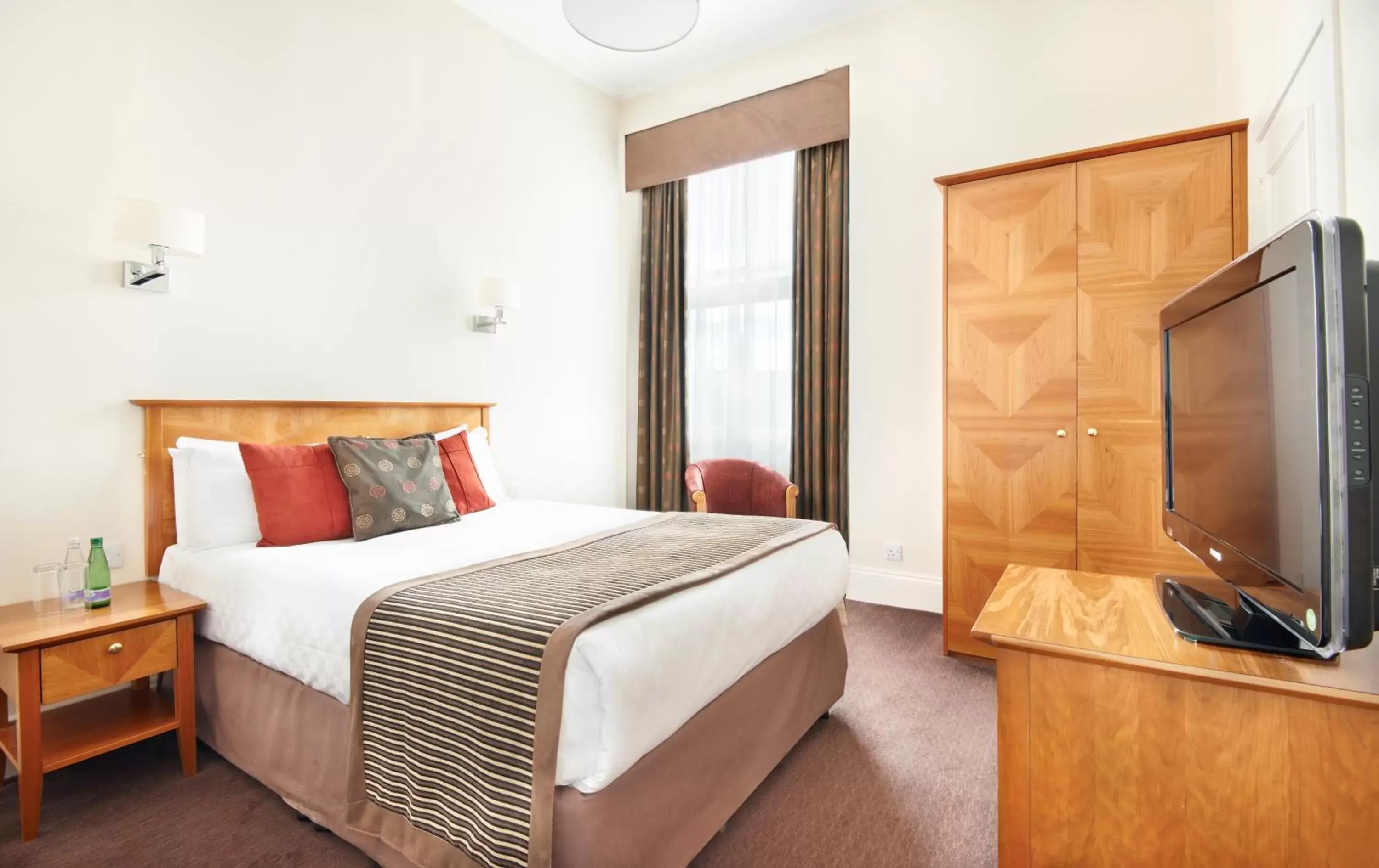 Bed in Mercure Aberdeen Caledonian Hotel