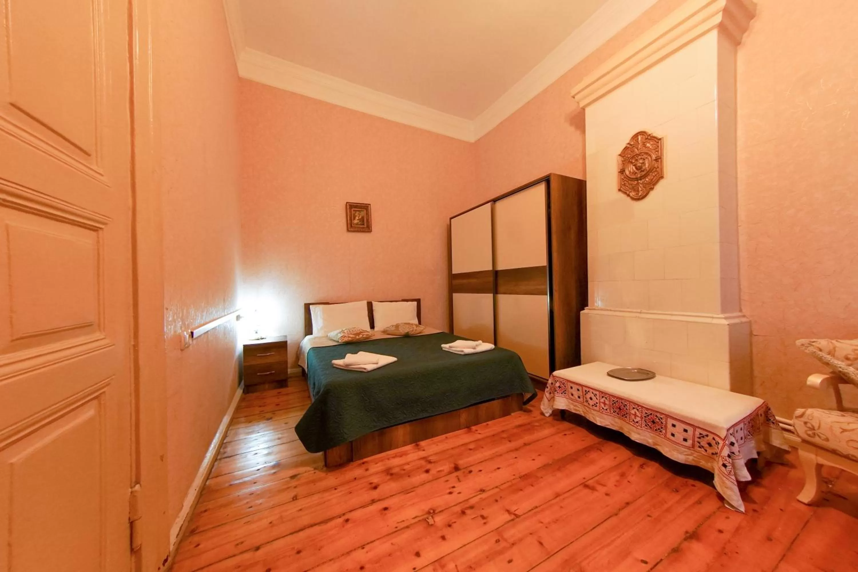 Photo of the whole room, Bed in House 1899